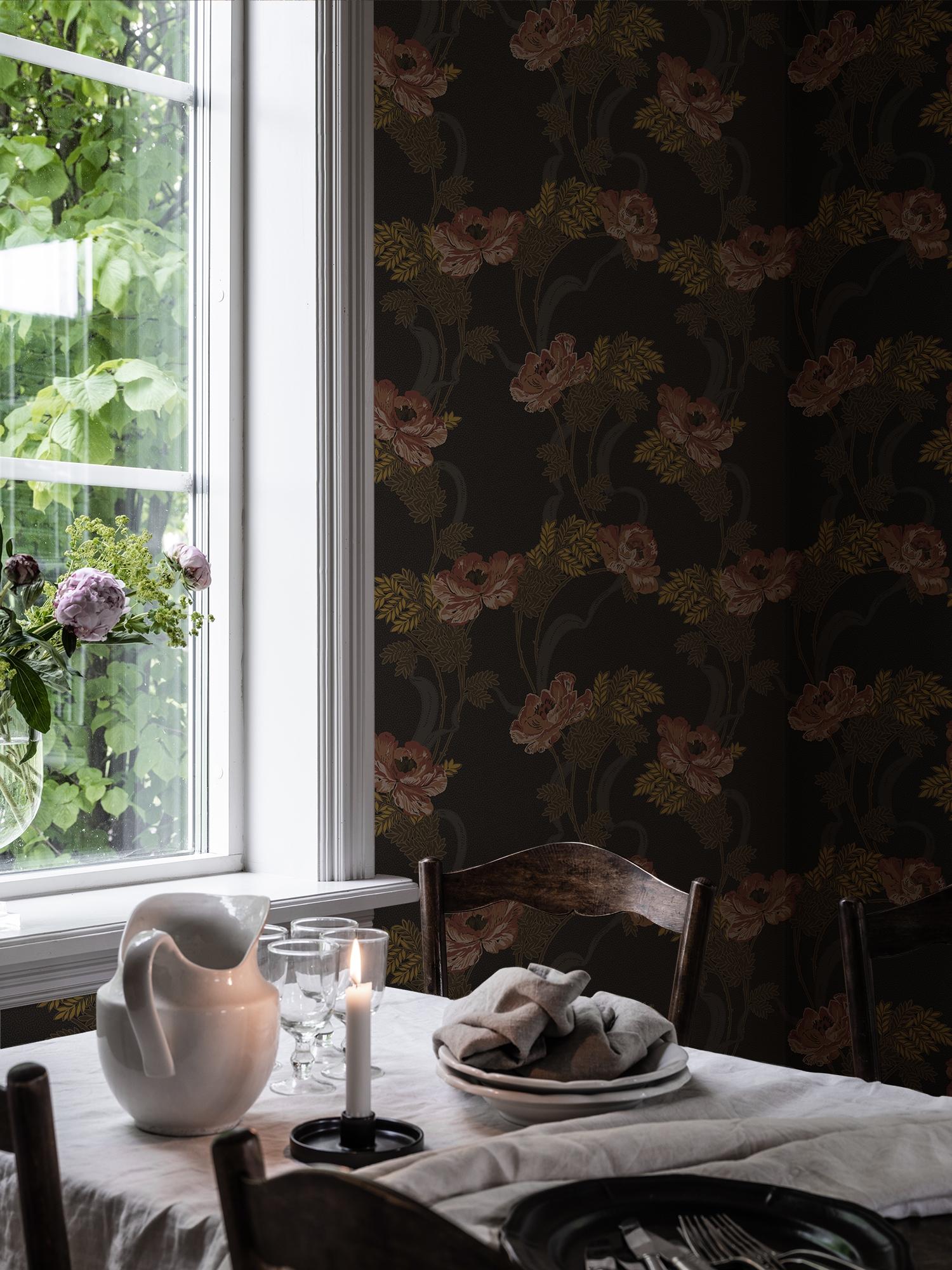 Ovansjö Svart tapet med blommigt mönster i svart. Från kollektionen Gammalsvenska klassiker 1850–1950. Nonwoven-material med rak passning.