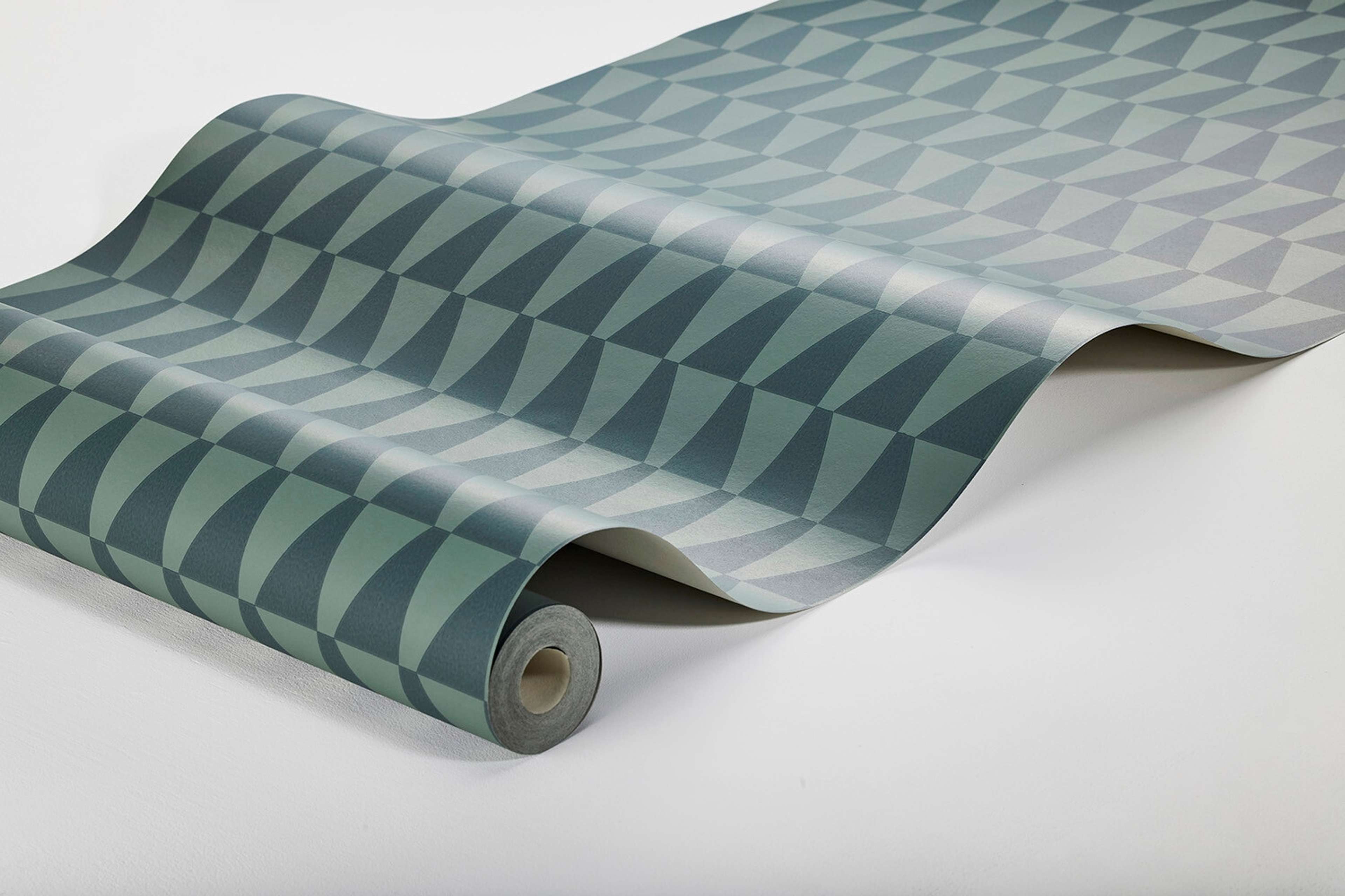 Arne Jacobsen Trapez tapet med grafiskt, retro mönster i blå. Från kollektionen Scandinavian Designers III. Nonwoven-material med rak passning.