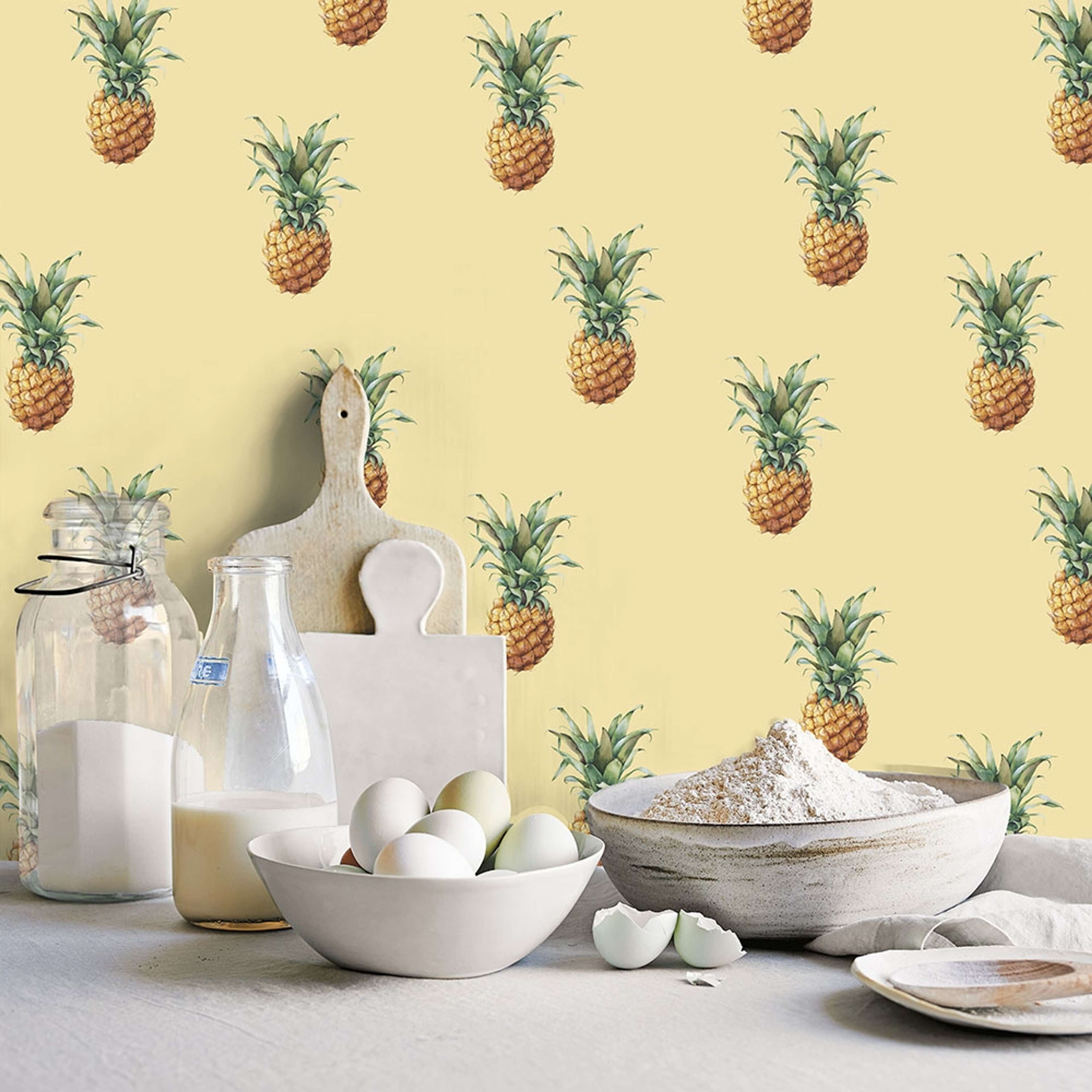 Pineapples tapet i gul. Från kollektionen Just Kitchens. Nonwoven-material med förskjuten passning.