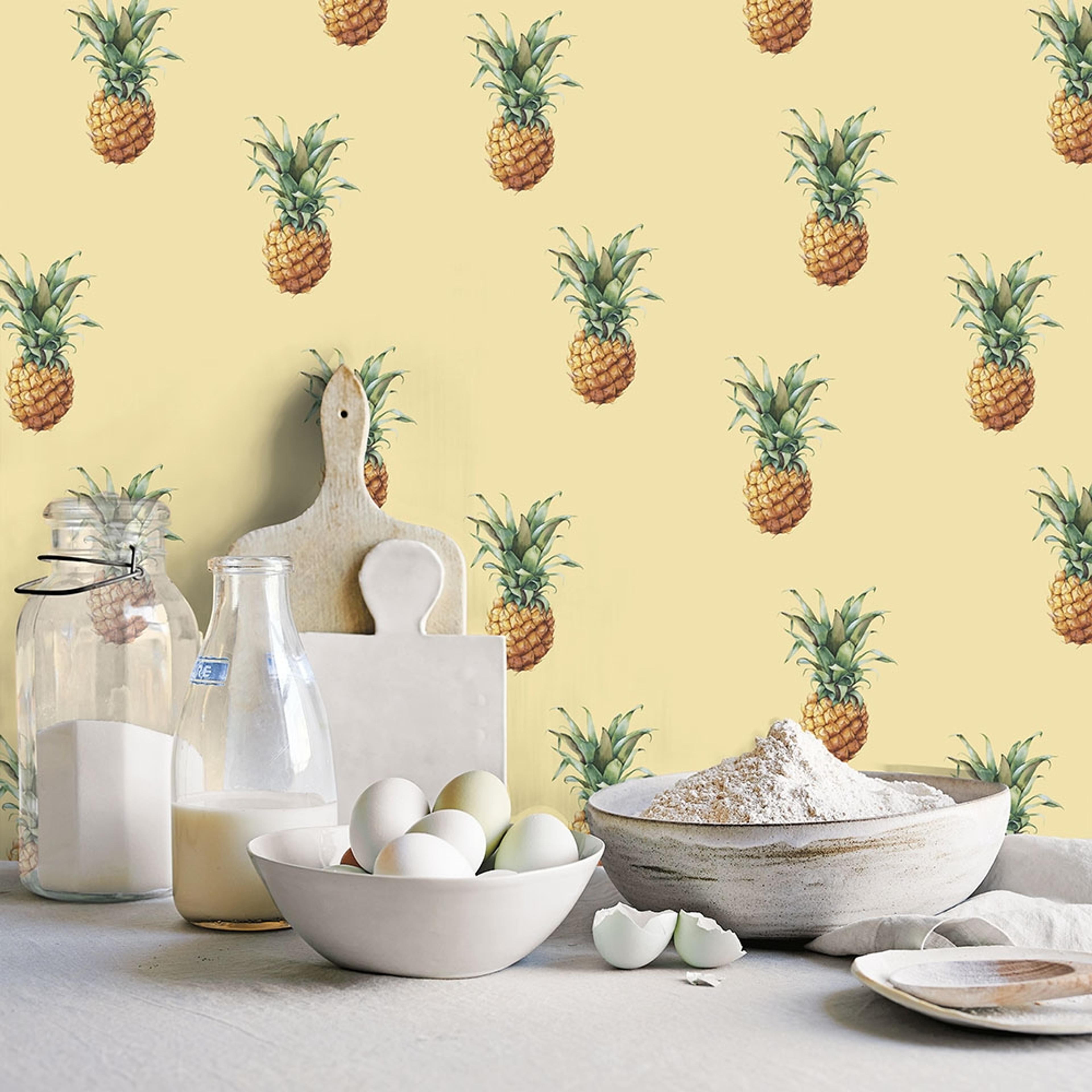 Pineapples tapet i gul. Från kollektionen Just Kitchens. Nonwoven-material med förskjuten passning.