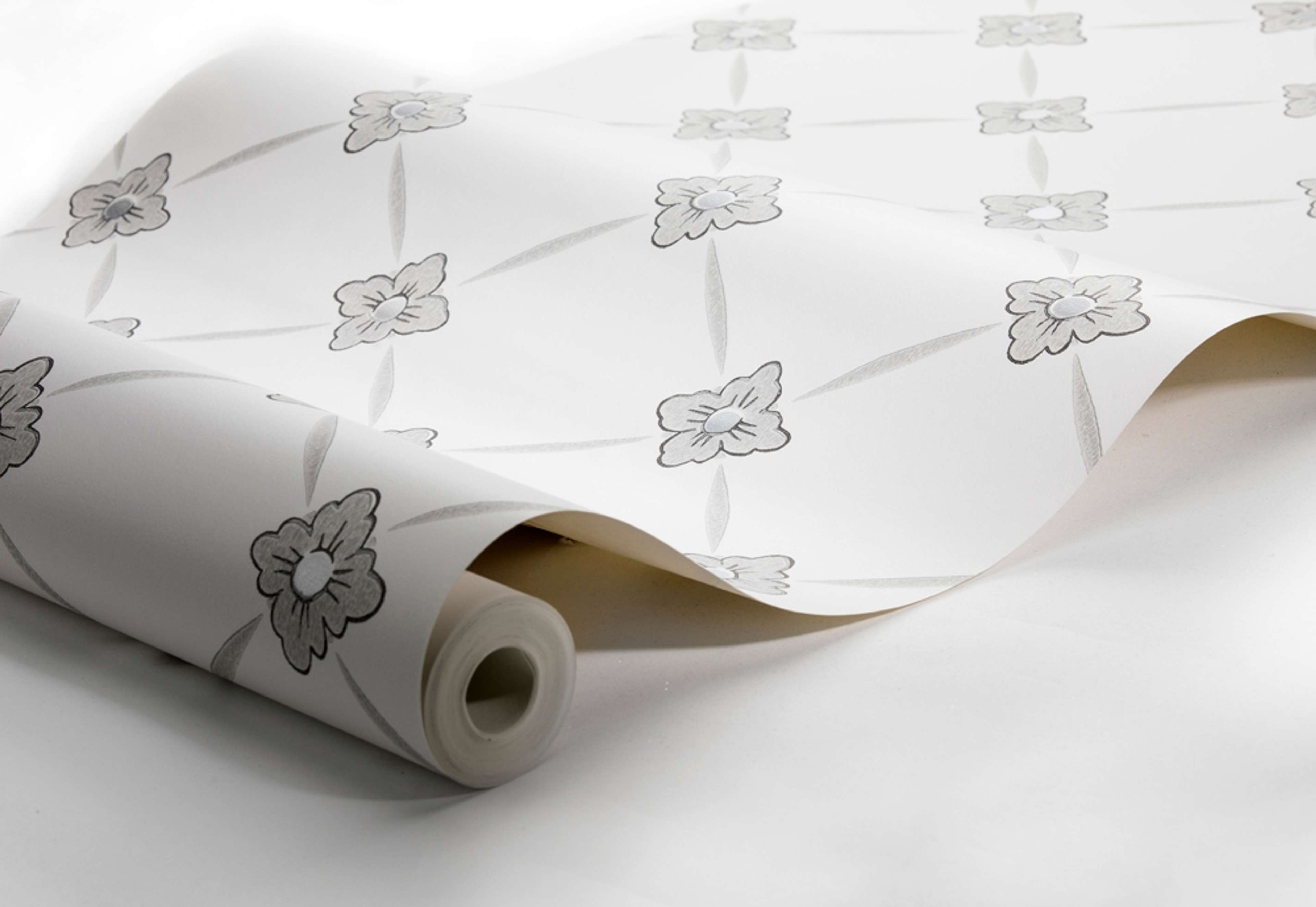 Linné tapet från Boråstapeter med geometriskt, blommigt mönster i vit och svart. Från kollektionen anno. Nonwoven-material med rak passning. Passar i sovrum och matsal.