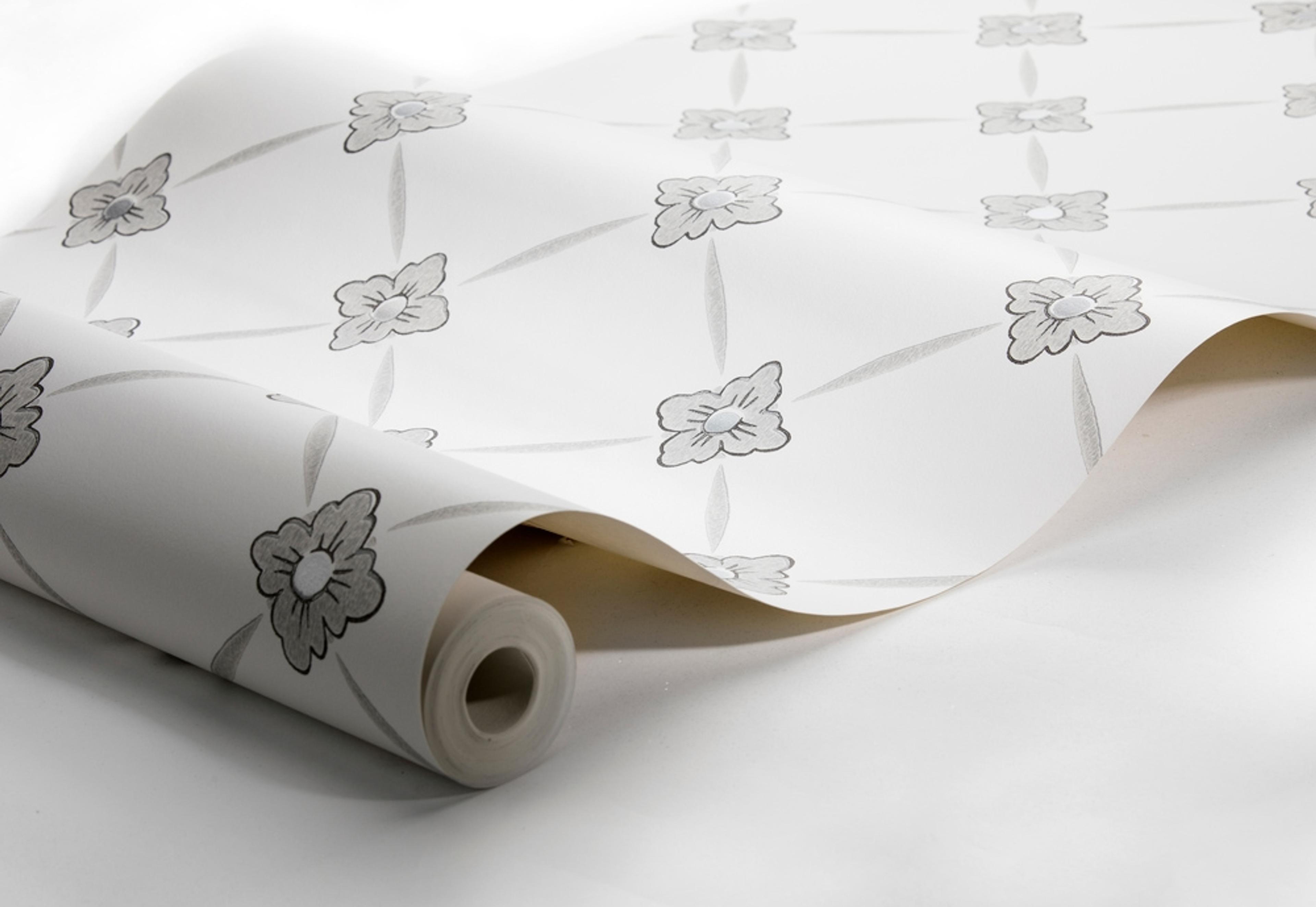 Linné tapet från Boråstapeter med geometriskt, blommigt mönster i vit och svart. Från kollektionen anno. Nonwoven-material med rak passning. Passar i sovrum och matsal.