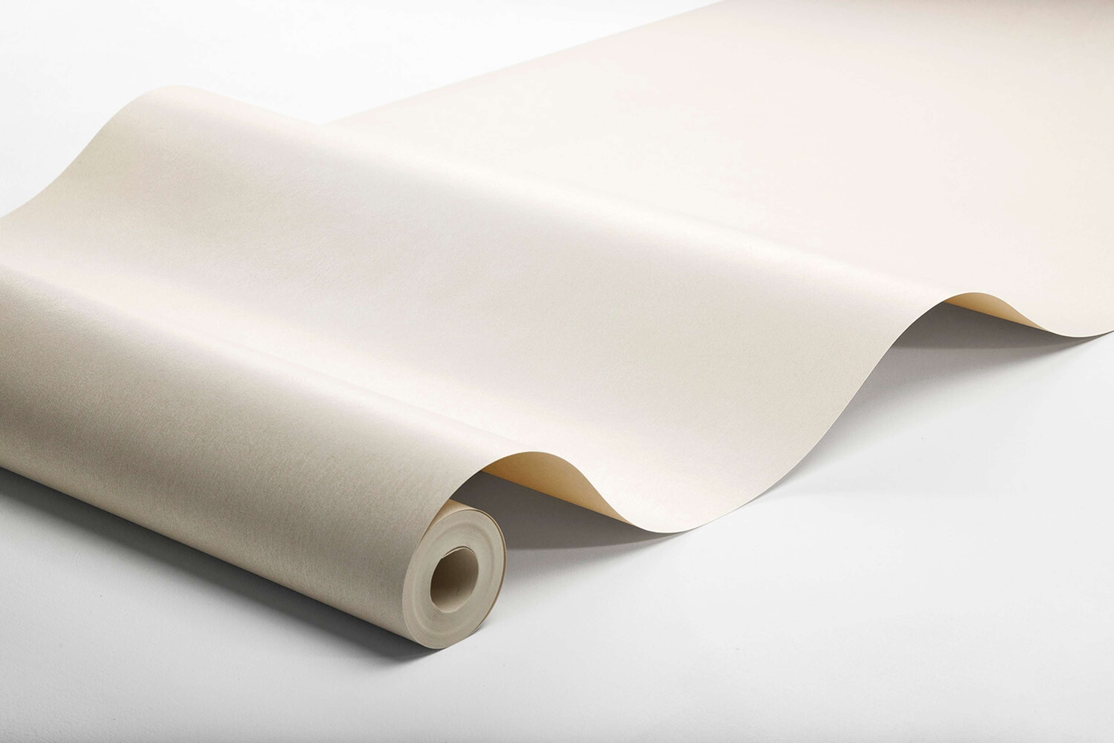 Shades Chalk tapet enfärgad i beige. Från kollektionen shades. Nonwoven-material. Passar i hall.