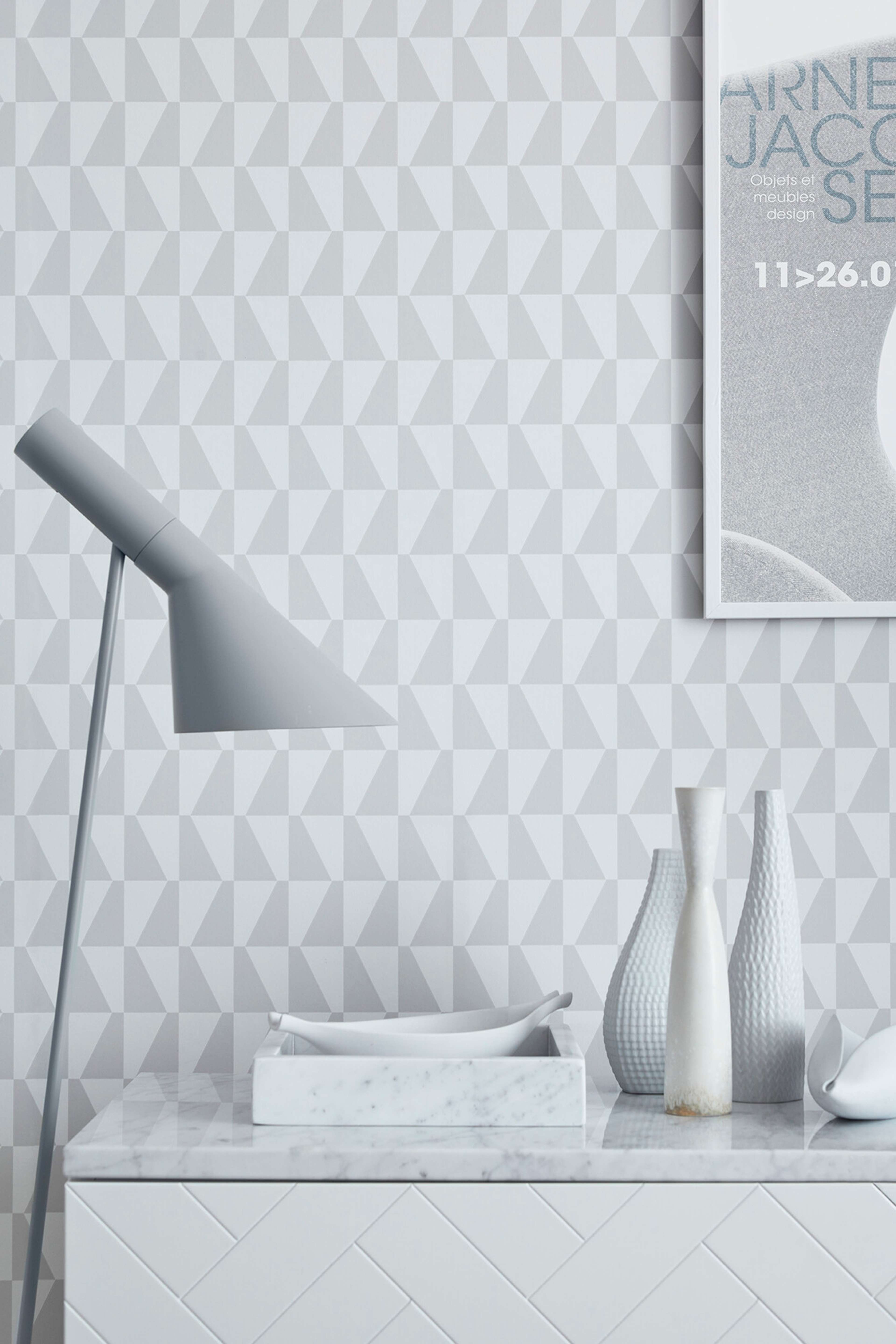 Trapez tapet från Boråstapeter med grafiskt, retro mönster i grå. Från kollektionen Scandinavian Designers II, Scandinavian Designers III. Nonwoven-material med rak passning. Vintage, stram, city-stil.