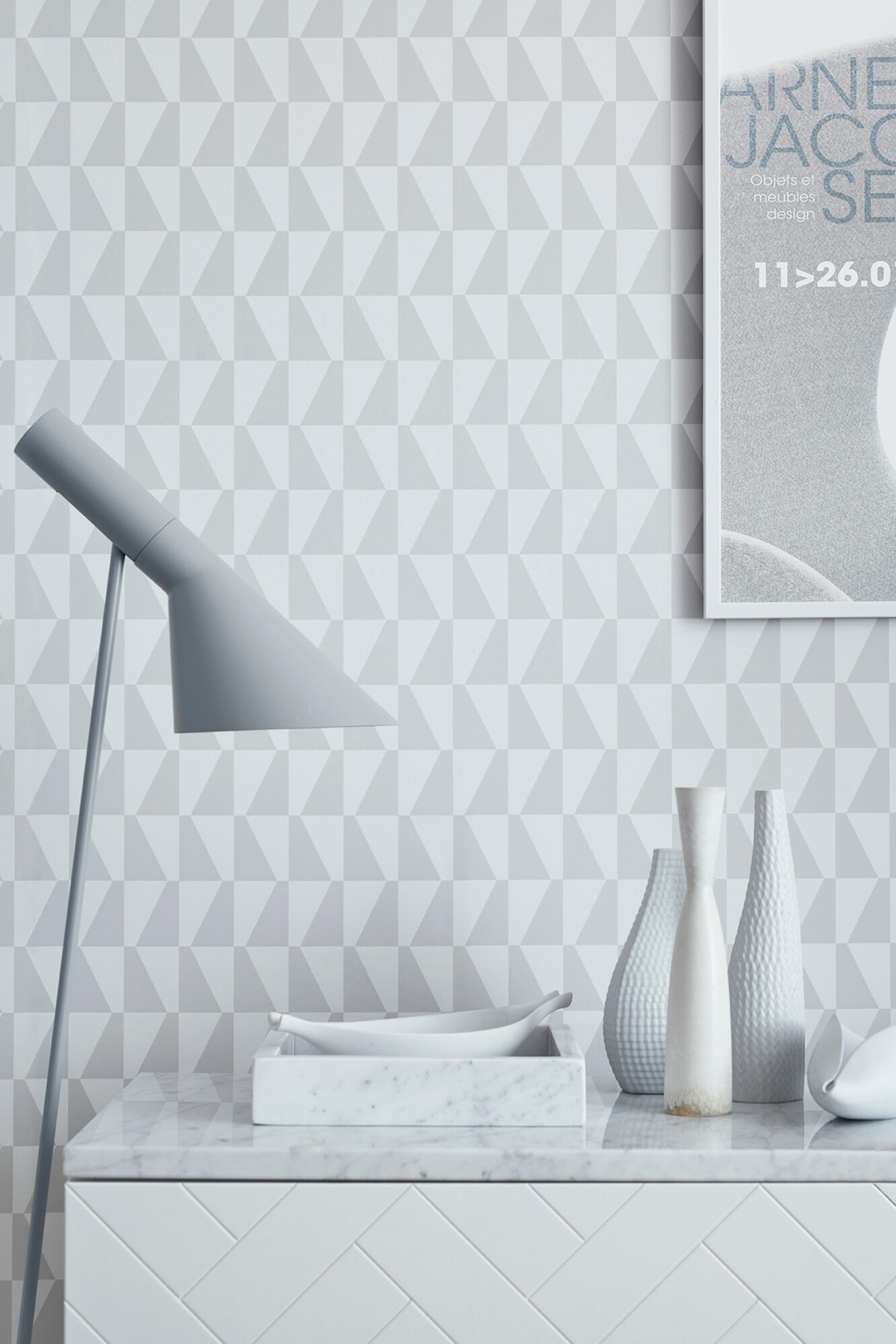 Trapez tapet från Boråstapeter med grafiskt, retro mönster i grå. Från kollektionen Scandinavian Designers II, Scandinavian Designers III. Nonwoven-material med rak passning. Vintage, stram, city-stil.