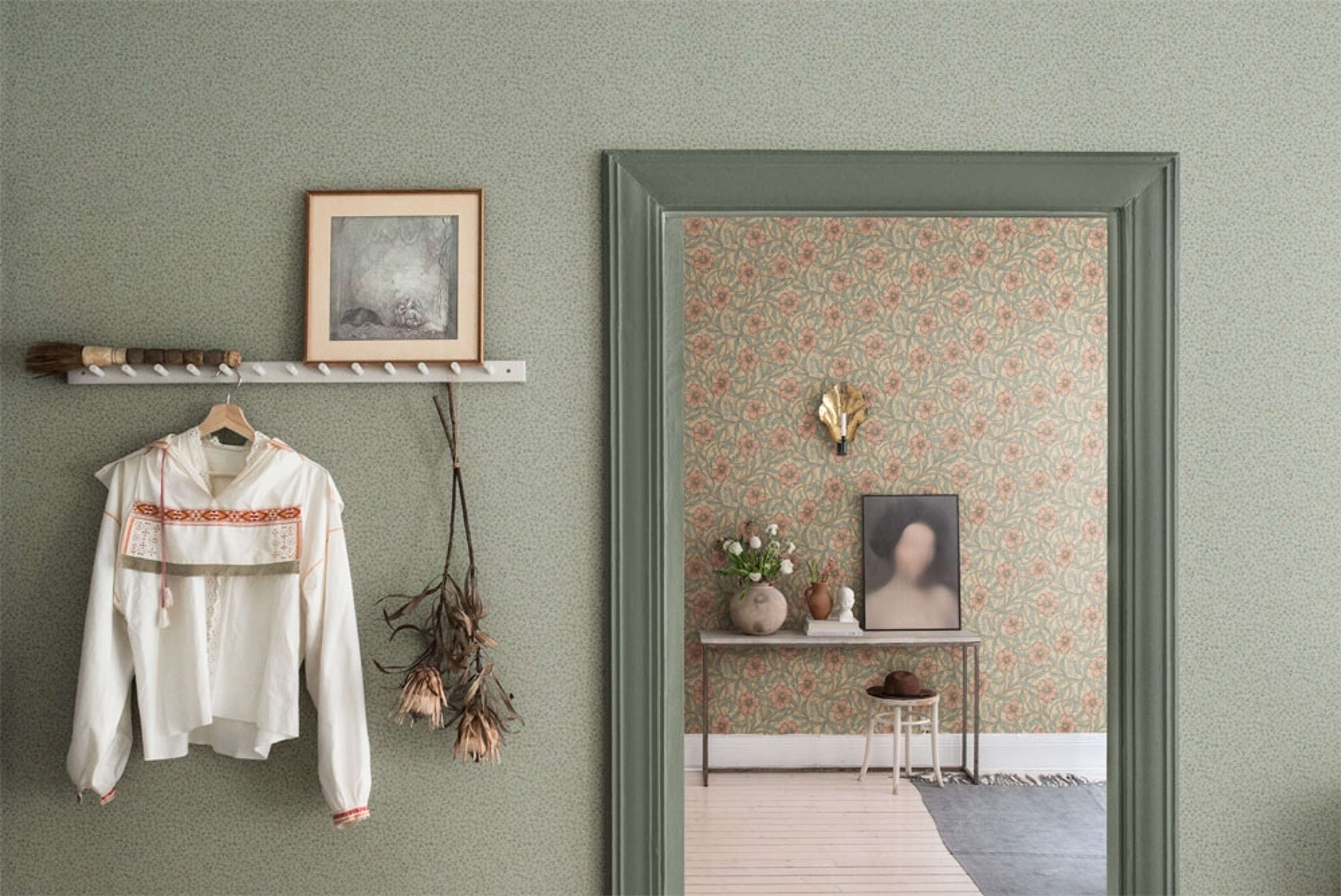 Sarah storblommig, ljus tapet från Midbec med blommigt mönster i vit. Från kollektionen Lyckebo. Nonwoven-material med rak passning.