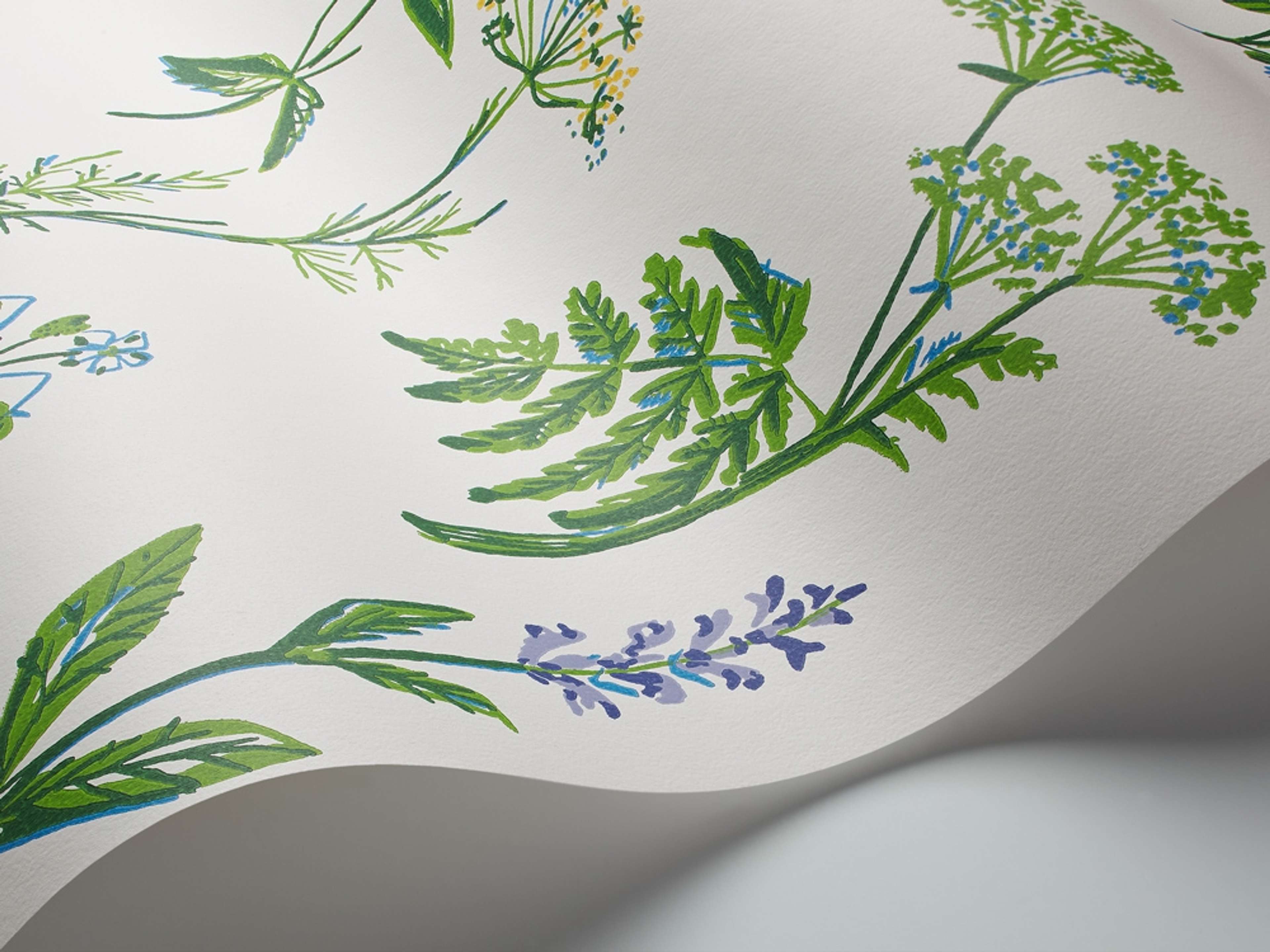 Köksväxter tapet från Boråstapeter med blommigt, retro mönster i vit och grön. Från kollektionen Scandinavian Designers II. Nonwoven-material med förskjuten passning.