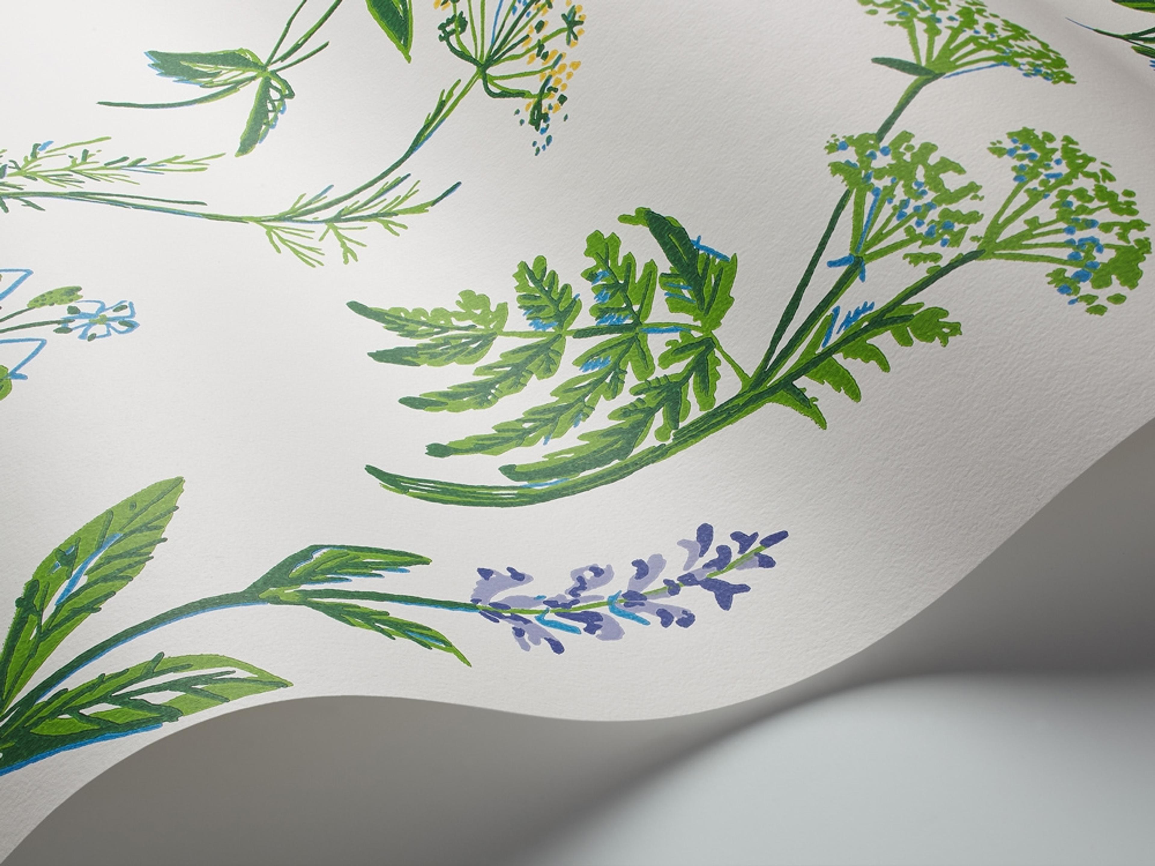 Köksväxter tapet från Boråstapeter med blommigt, retro mönster i vit och grön. Från kollektionen Scandinavian Designers II. Nonwoven-material med förskjuten passning.