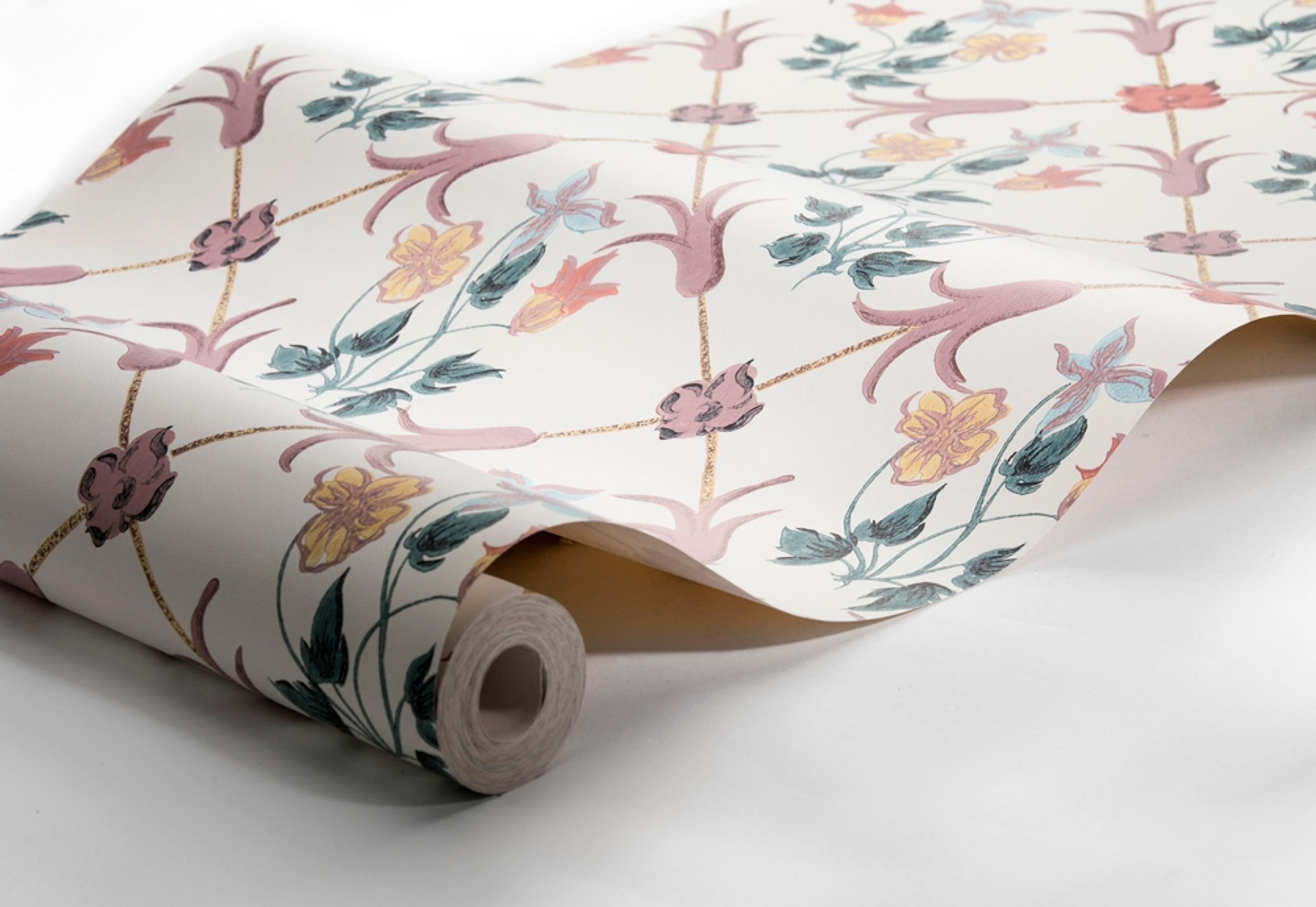 Tessin tapet från Boråstapeter med botaniskt mönster i rosa och beige. Från kollektionen anno. Nonwoven-material med rak passning. Vintage, city-stil. Passar i sovrum och matsal.