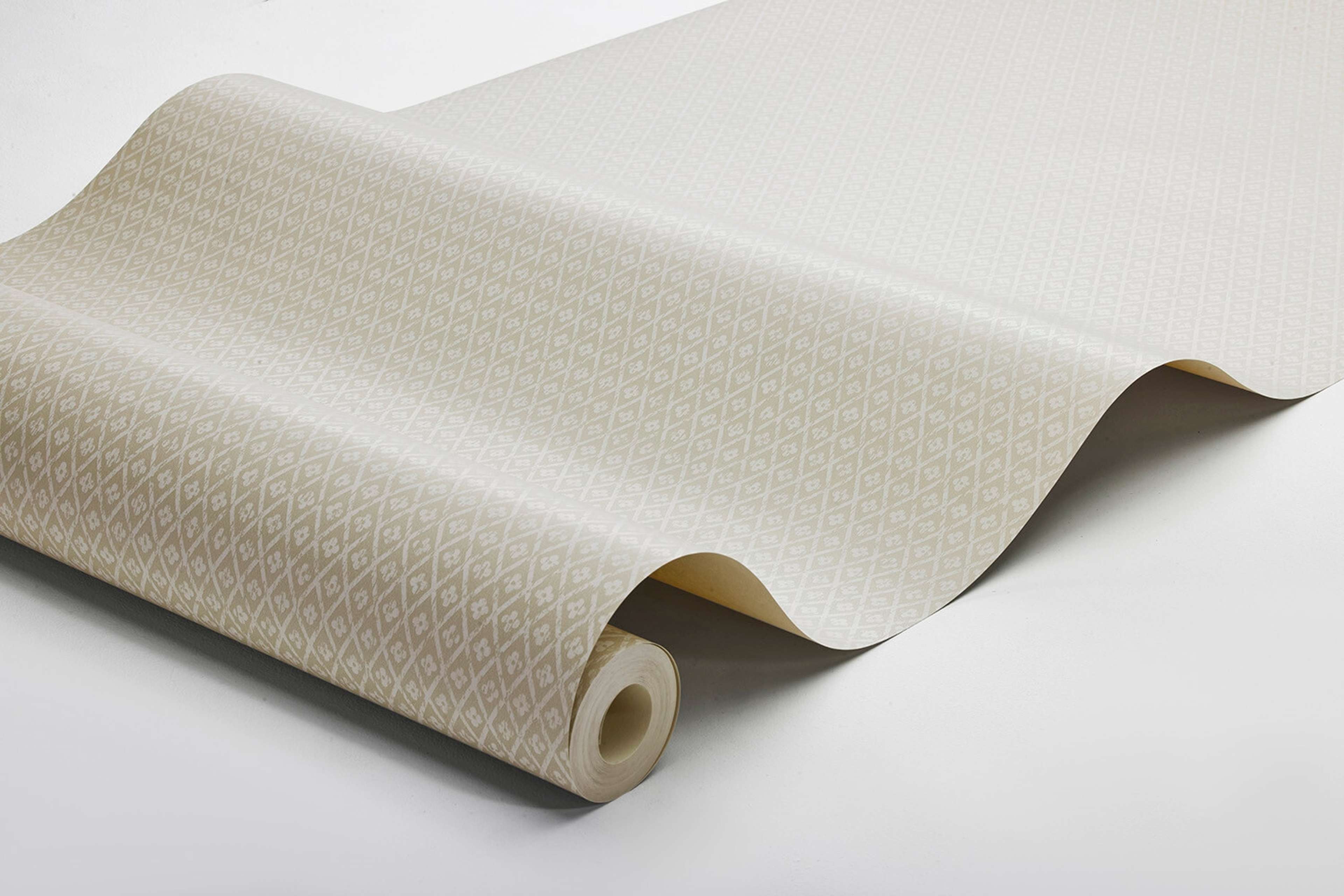 Willowherb tapet med trellis mönster i grå. Från kollektionen Woodland. Nonwoven-material med rak passning.