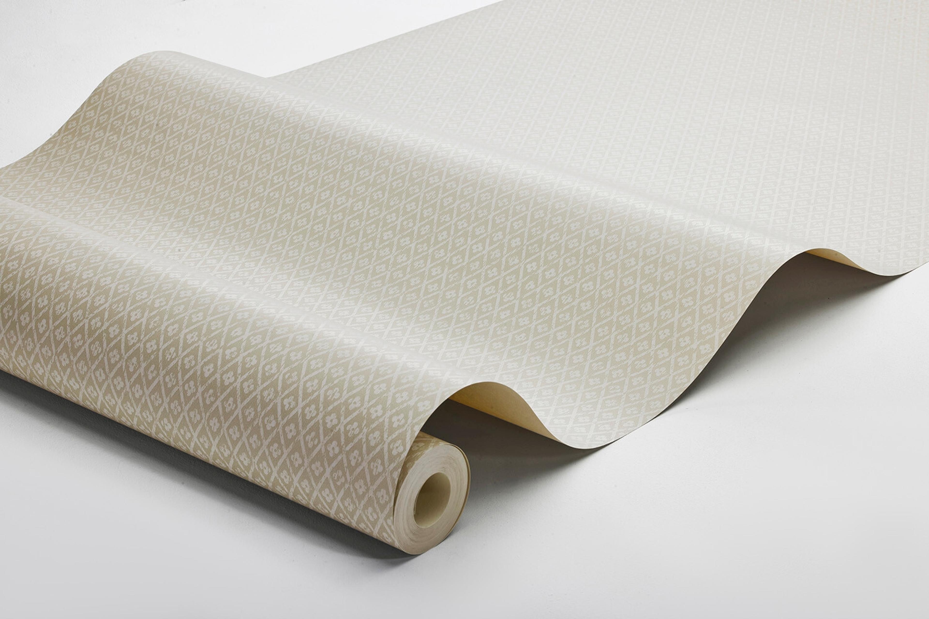 Willowherb tapet med trellis mönster i grå. Från kollektionen Woodland. Nonwoven-material med rak passning.