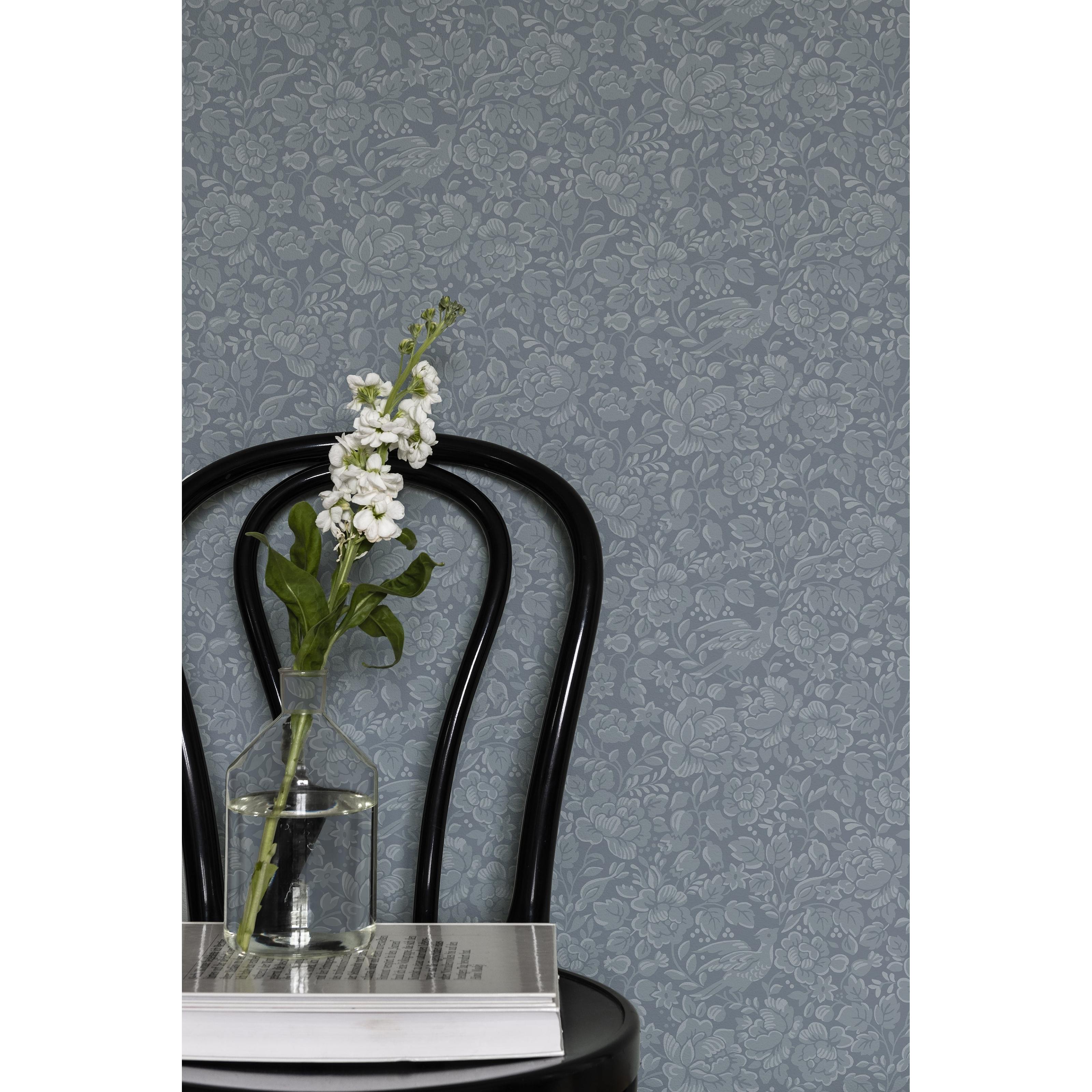 Jenny, blå tapet med botaniskt mönster i blå. Från kollektionen Blommor & Blad. Nonwoven-material med förskjuten passning. Country-stil.