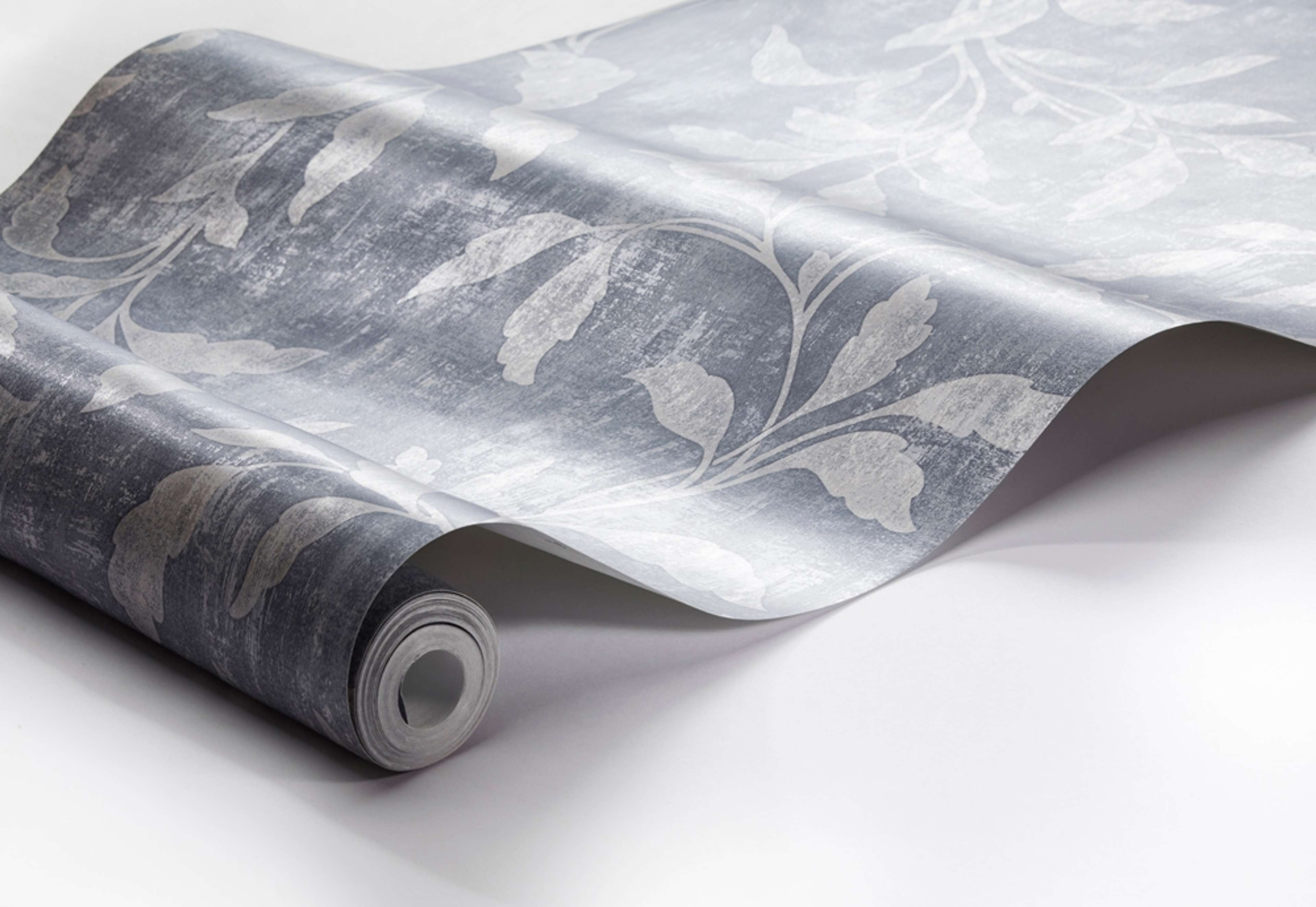 Rosewood Night tapet tapet från Boråstapeter med botaniskt mönster i blå. Från kollektionen Dreamy Escape. Nonwoven-material med rak passning. Vintage, lyx-stil. Passar i vardagsrum och matsal.
