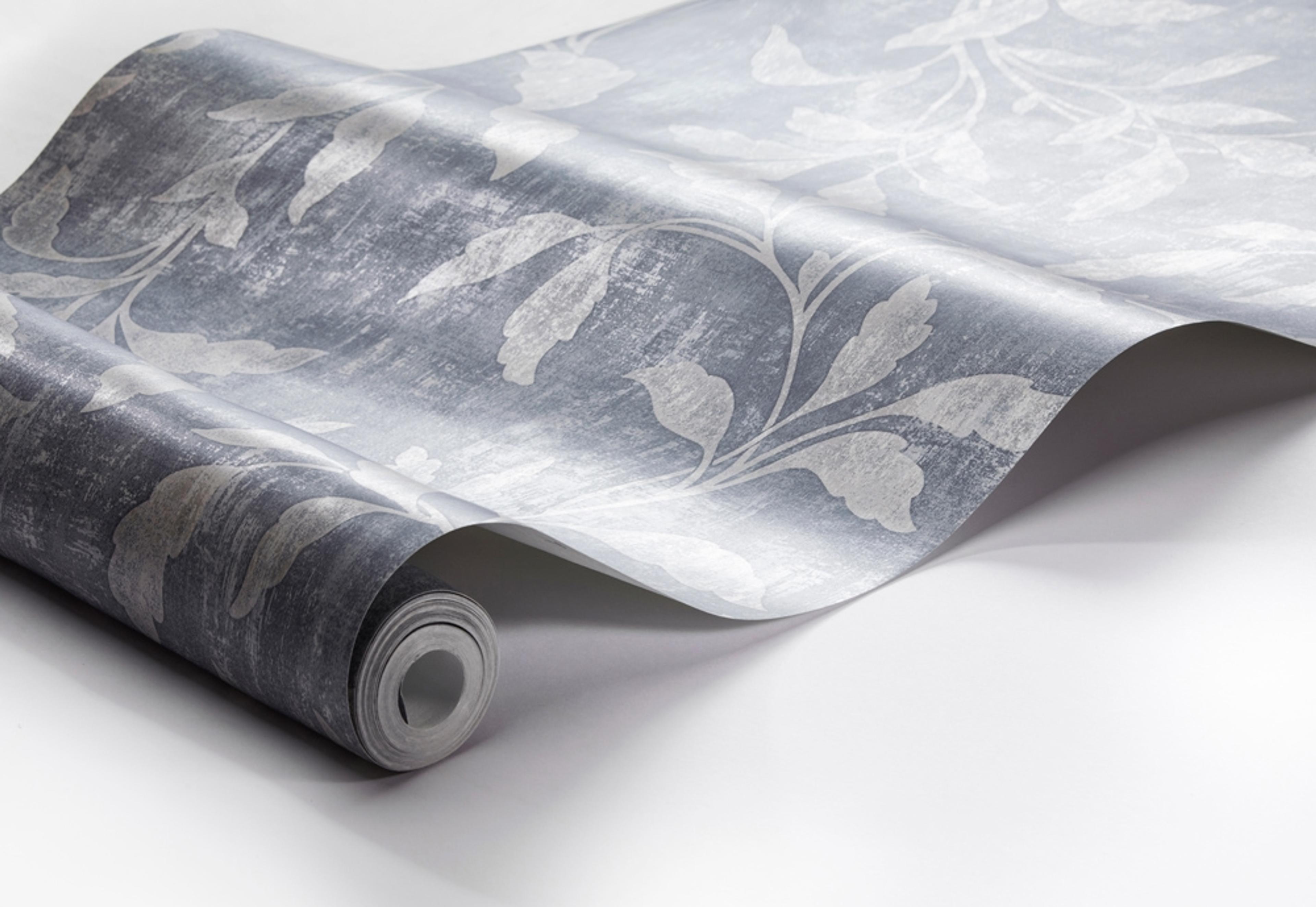 Rosewood Night tapet tapet från Boråstapeter med botaniskt mönster i blå. Från kollektionen Dreamy Escape. Nonwoven-material med rak passning. Vintage, lyx-stil. Passar i vardagsrum och matsal.