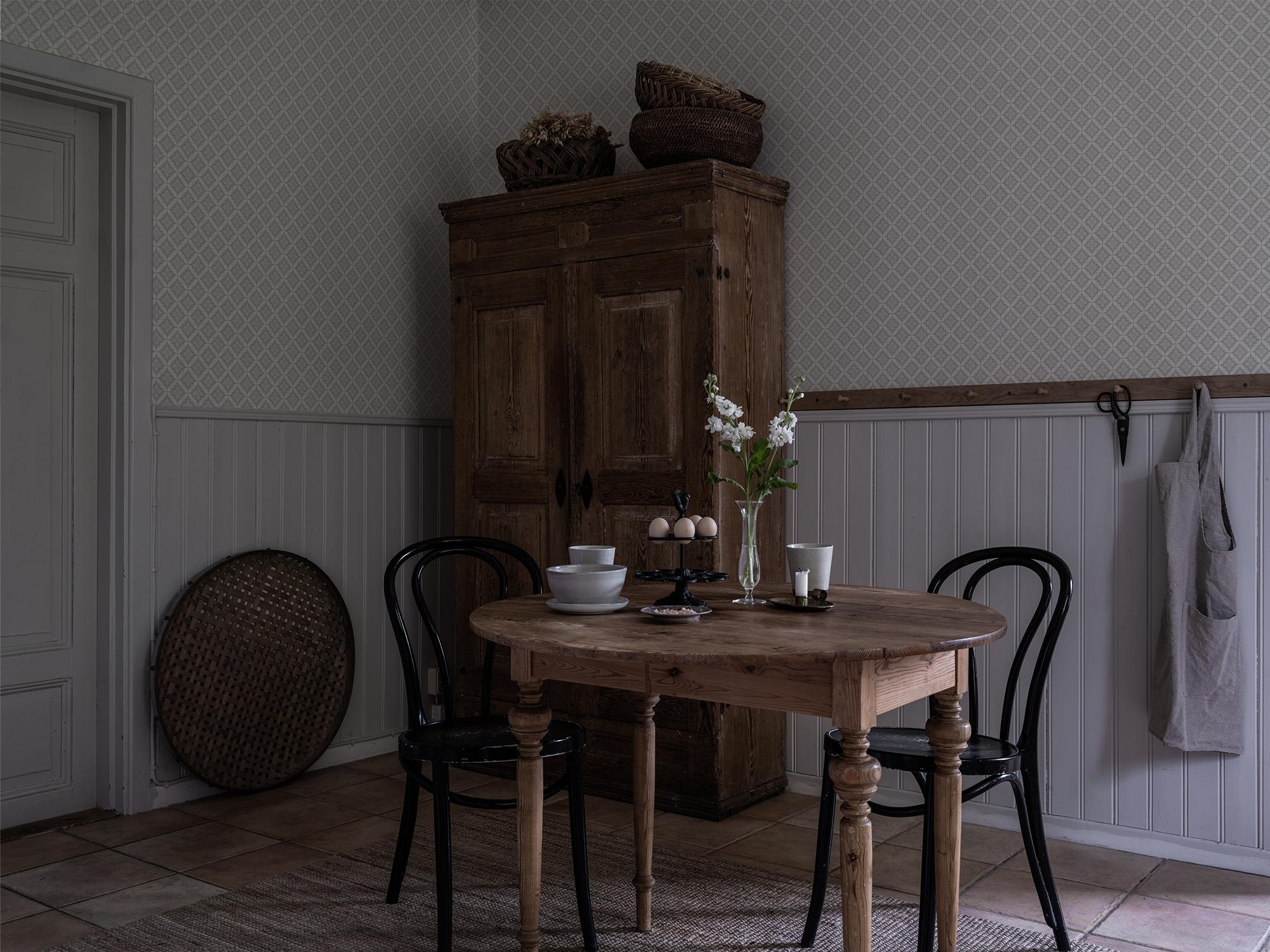 Ingrid Grå tapet med geometriskt mönster i grå. Från kollektionen Gammalsvenska klassiker 1850–1950. Nonwoven-material med rak passning. Passar i vardagsrum och matsal.