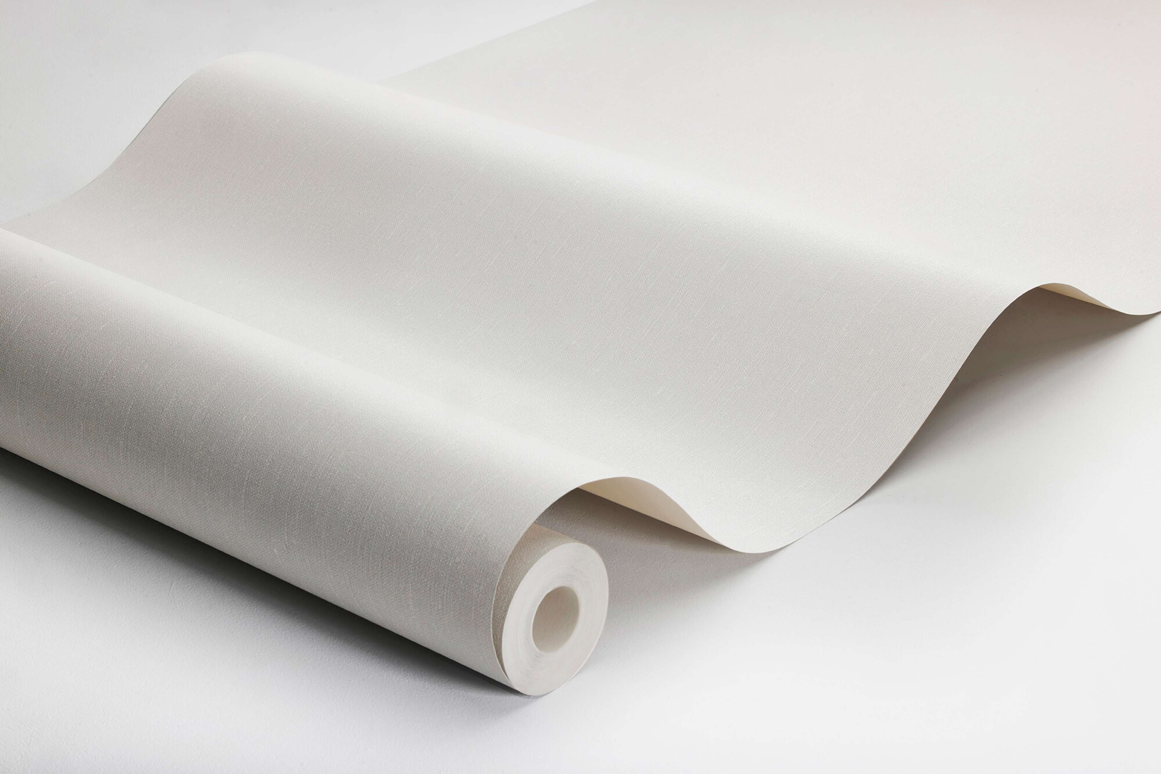 Airy Grey tapet med enfargat, textilimitation mönster i grå. Från kollektionen Linen. Nonwoven-material. Passar i vardagsrum och matsal.