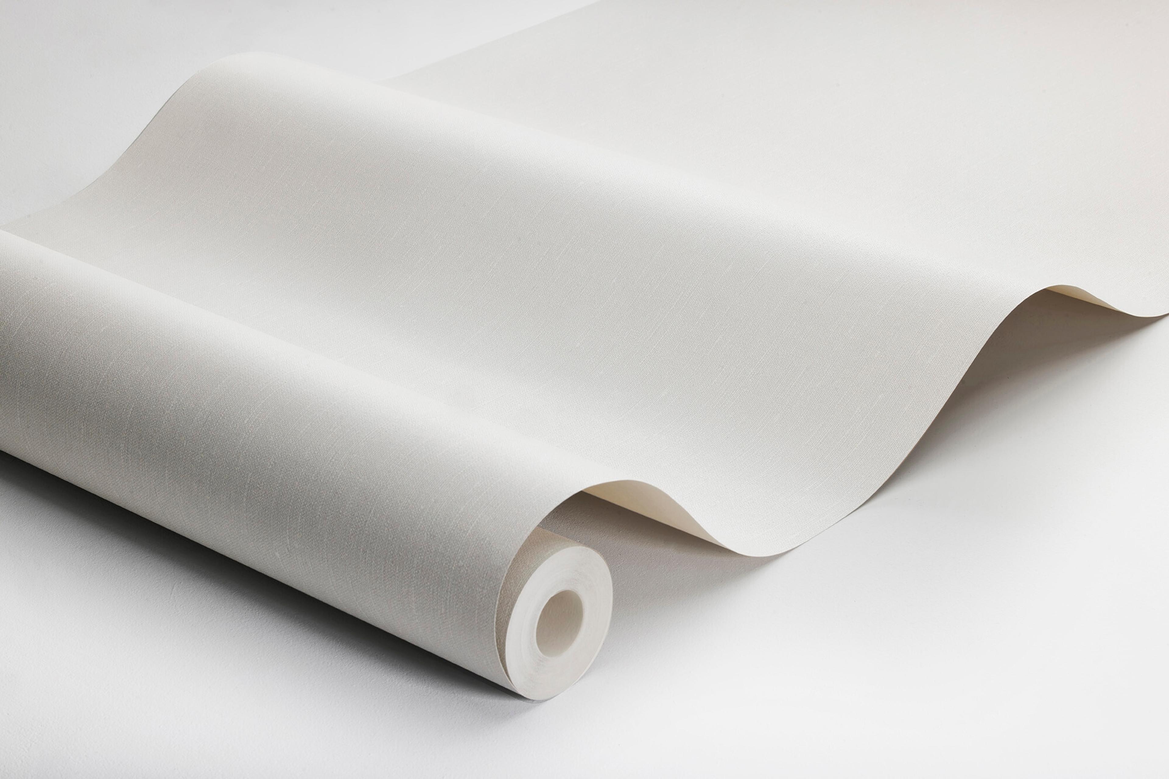 Airy Grey tapet med enfargat, textilimitation mönster i grå. Från kollektionen Linen. Nonwoven-material. Passar i vardagsrum och matsal.