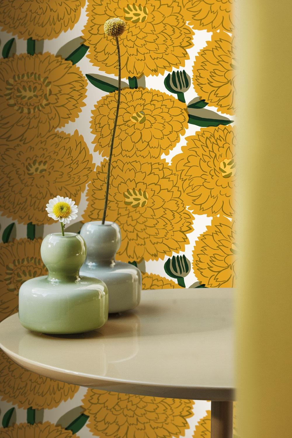 Primavera tapet med blommigt mönster i gul. Från kollektionen Marimekko 6. Nonwoven-material med förskjuten passning.