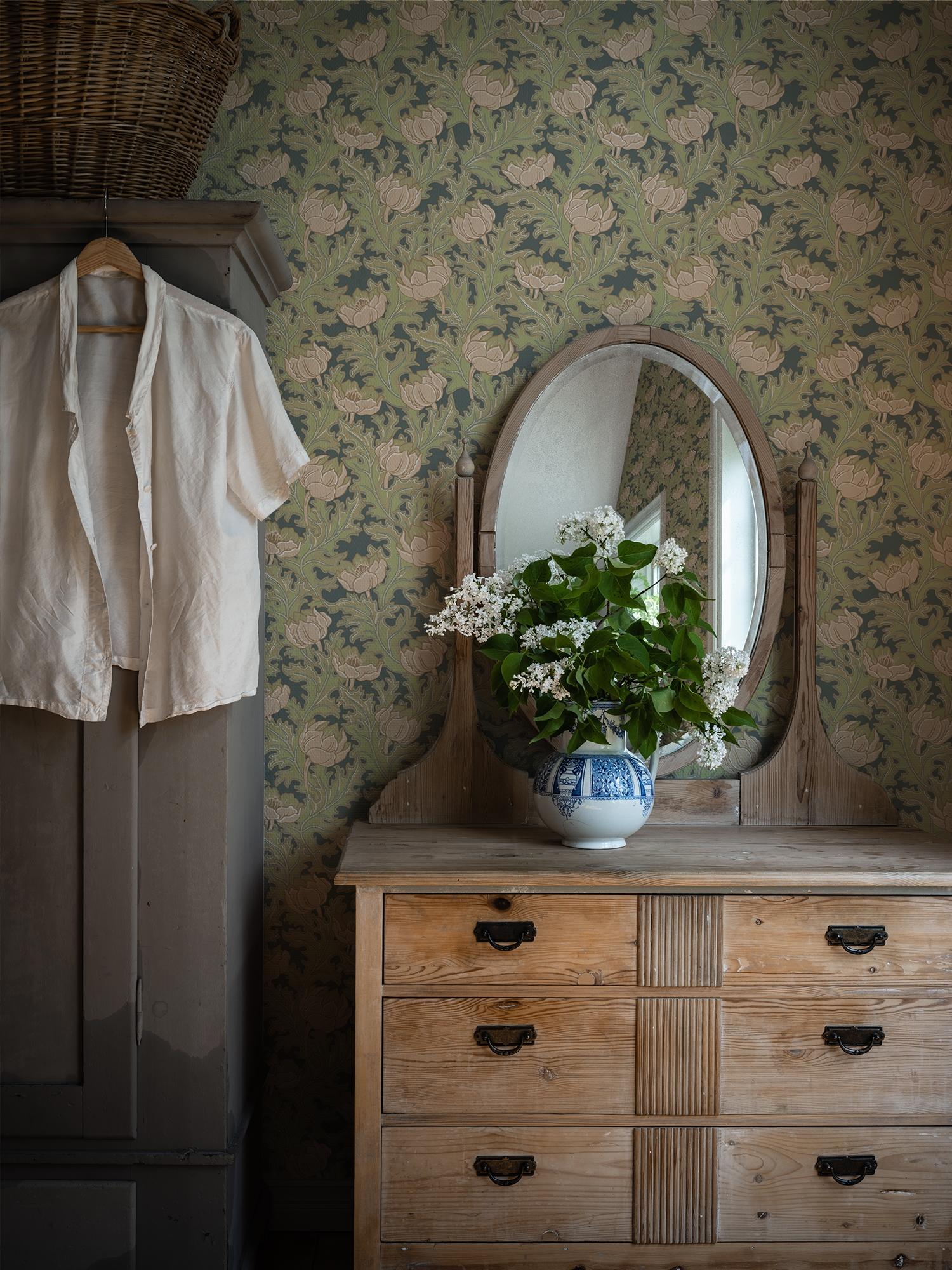 Sigrid Rosagrön tapet med botaniskt mönster i grön. Från kollektionen Gammalsvenska klassiker 1850–1950. Nonwoven-material med rak passning. Country-stil.