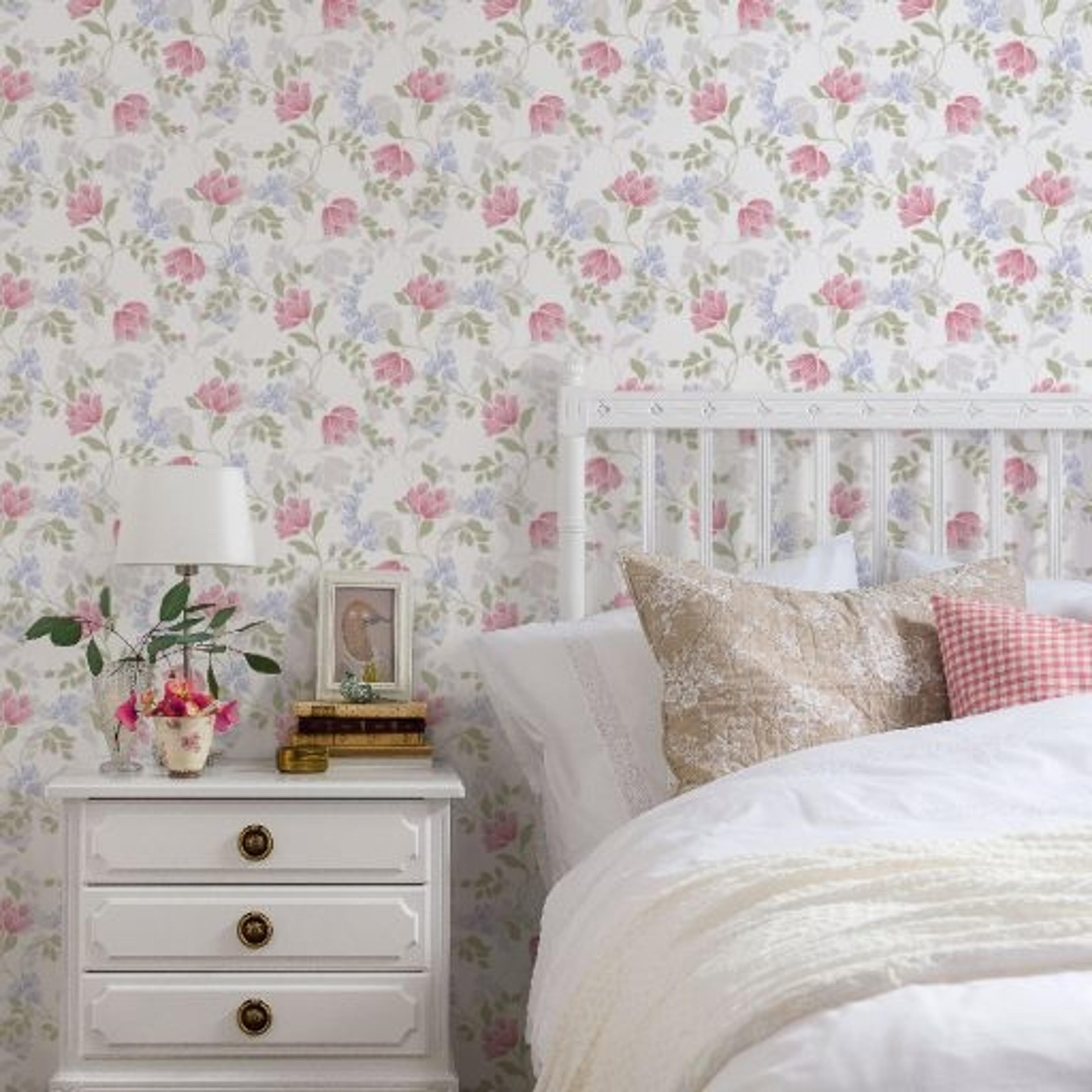 Malin, Multi tapet från duro med blommigt mönster i rosa. Från kollektionen Spira. Nonwoven-material med rak passning.