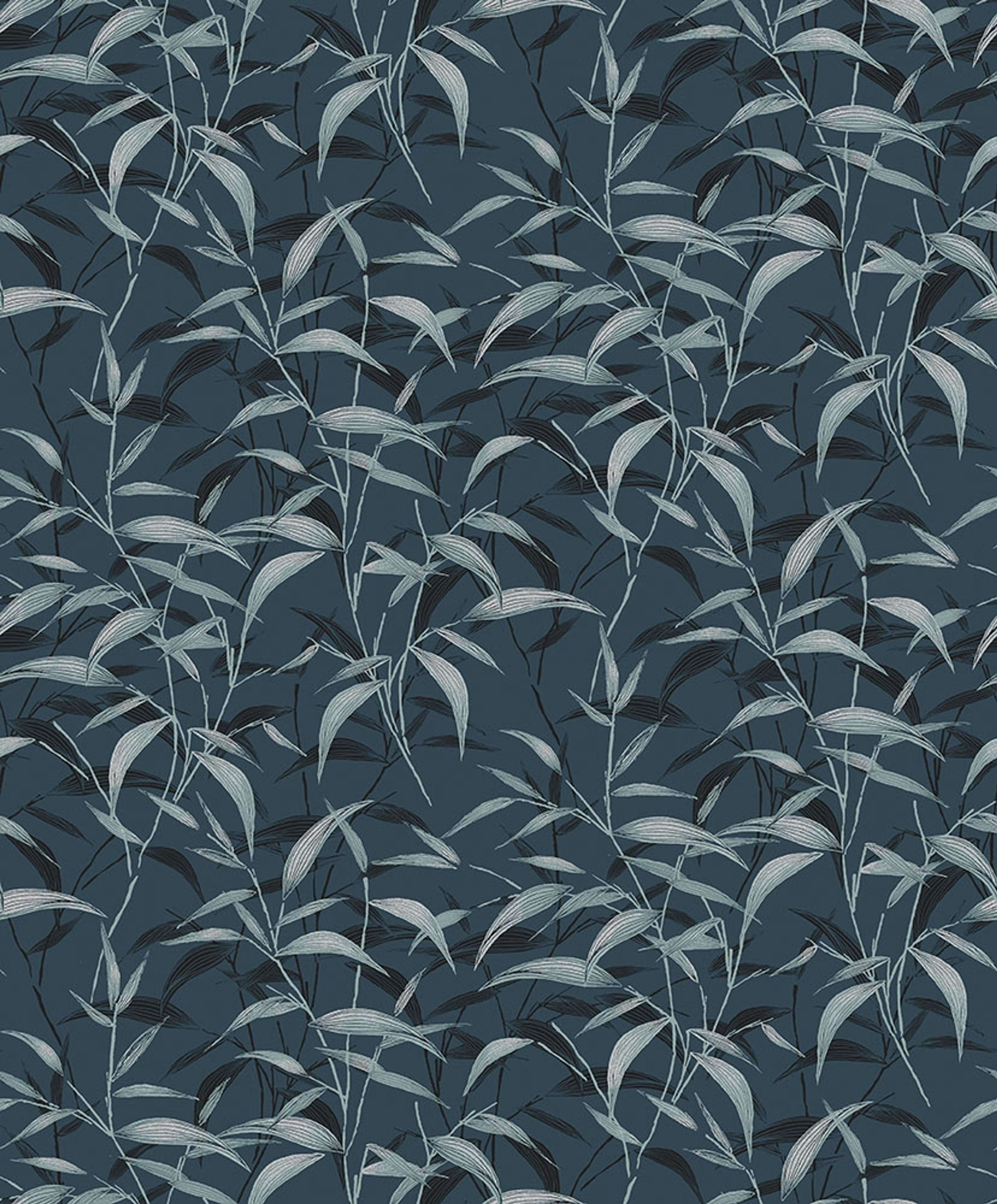 Lillia, blå tapet tapet med botaniskt mönster i blå. Från kollektionen Aquila. Nonwoven-material med förskjuten passning.