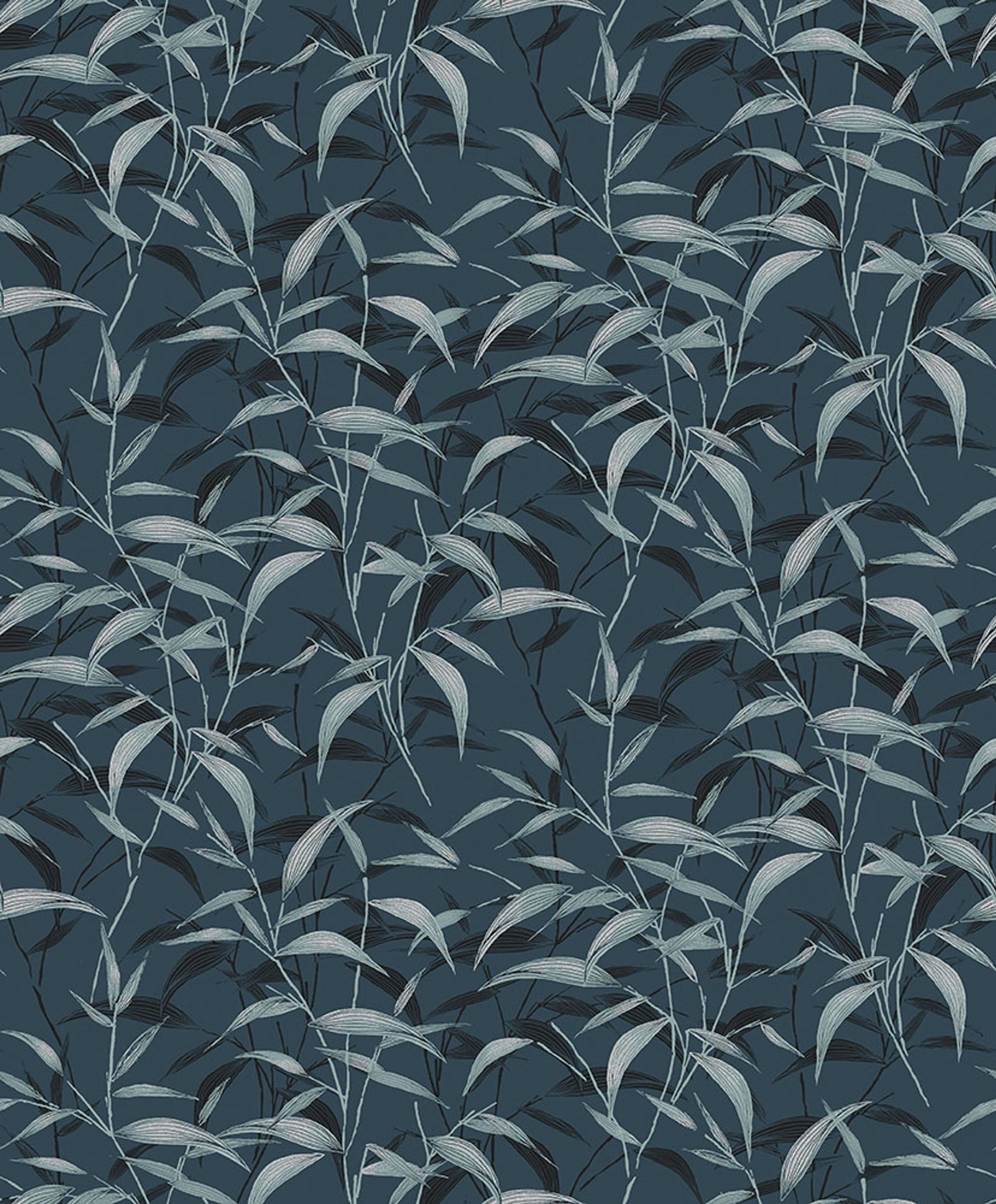 Lillia, blå tapet tapet med botaniskt mönster i blå. Från kollektionen Aquila. Nonwoven-material med förskjuten passning.