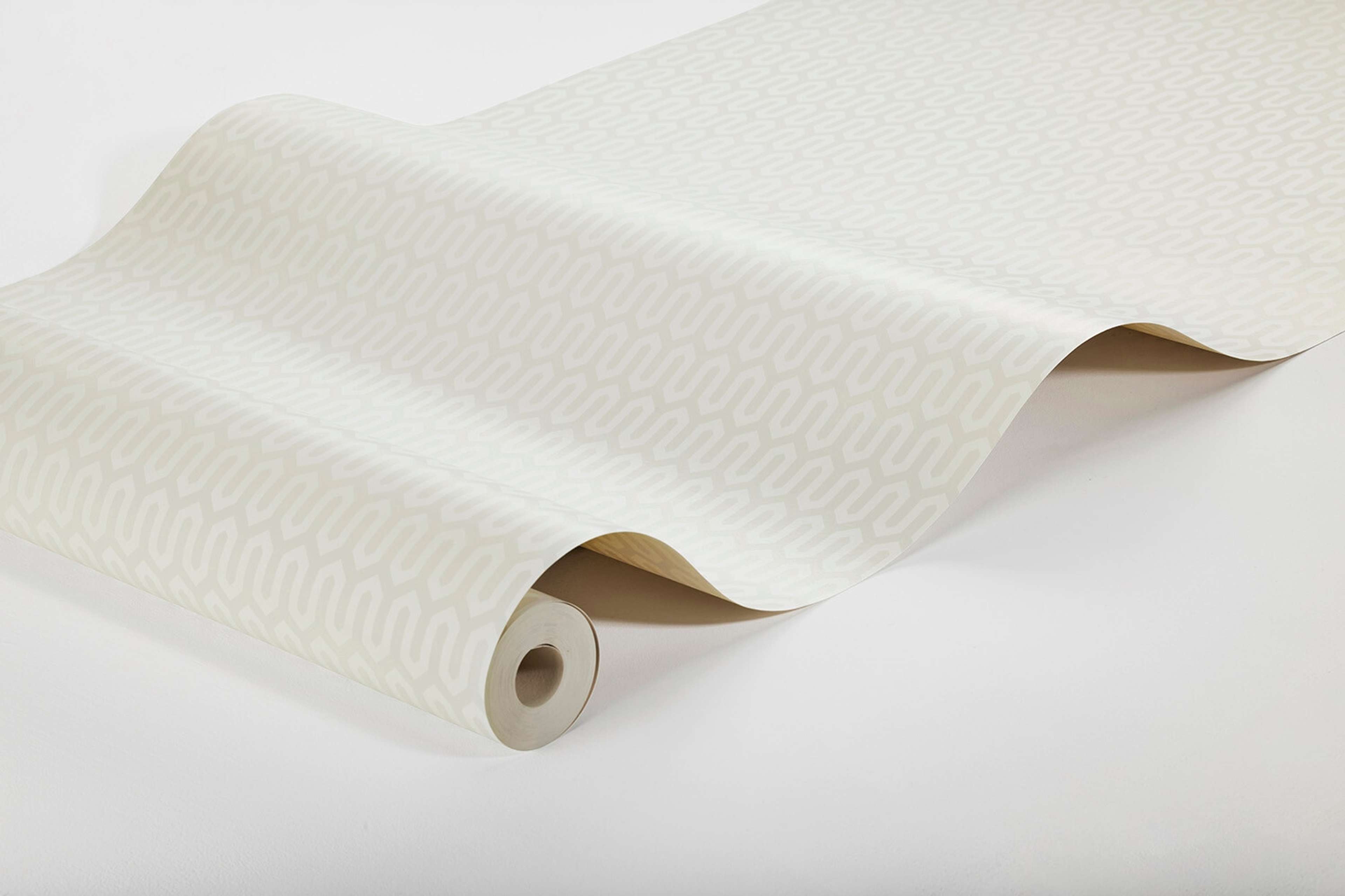 Arne Jacobsen Ypsilon tapet med grafiskt, retro mönster i vit. Från kollektionen Scandinavian Designers III. Nonwoven-material med rak passning.