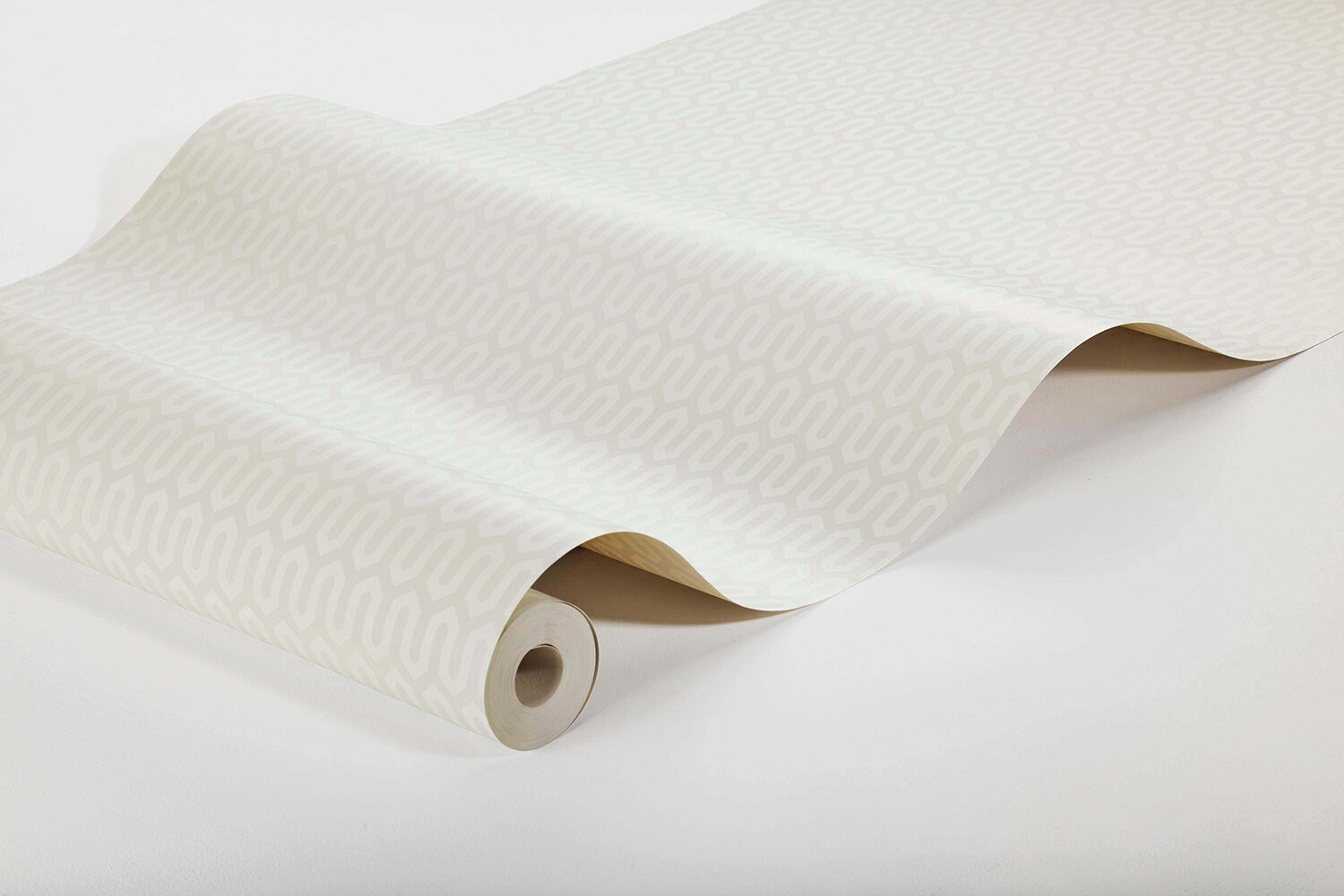 Arne Jacobsen Ypsilon tapet med grafiskt, retro mönster i vit. Från kollektionen Scandinavian Designers III. Nonwoven-material med rak passning.