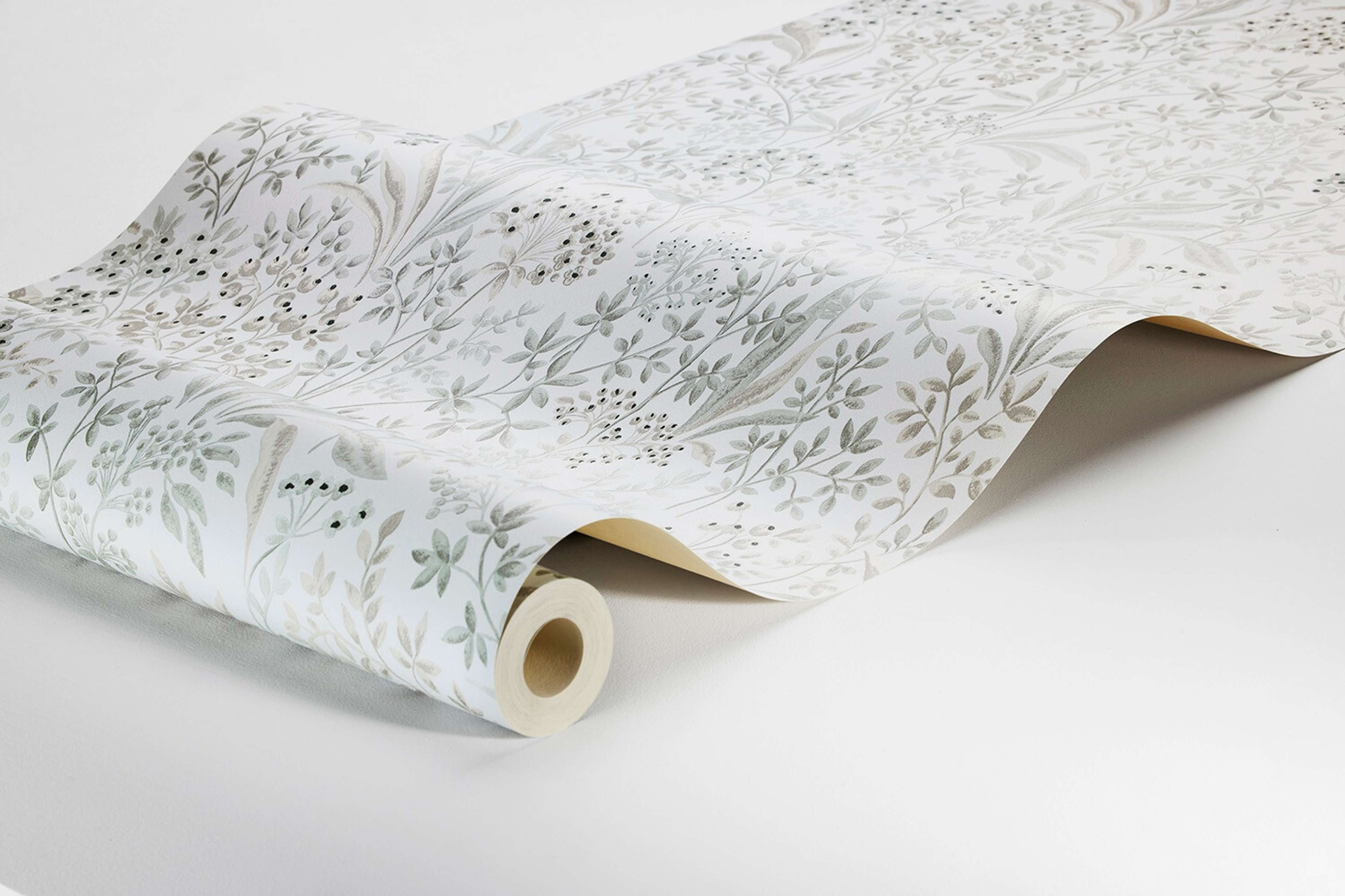 Nocturne slingrande bladverk,  ljusgrå tapet med botaniskt mönster i grå. Från kollektionen Vårt Arkiv. Nonwoven-material med rak passning.