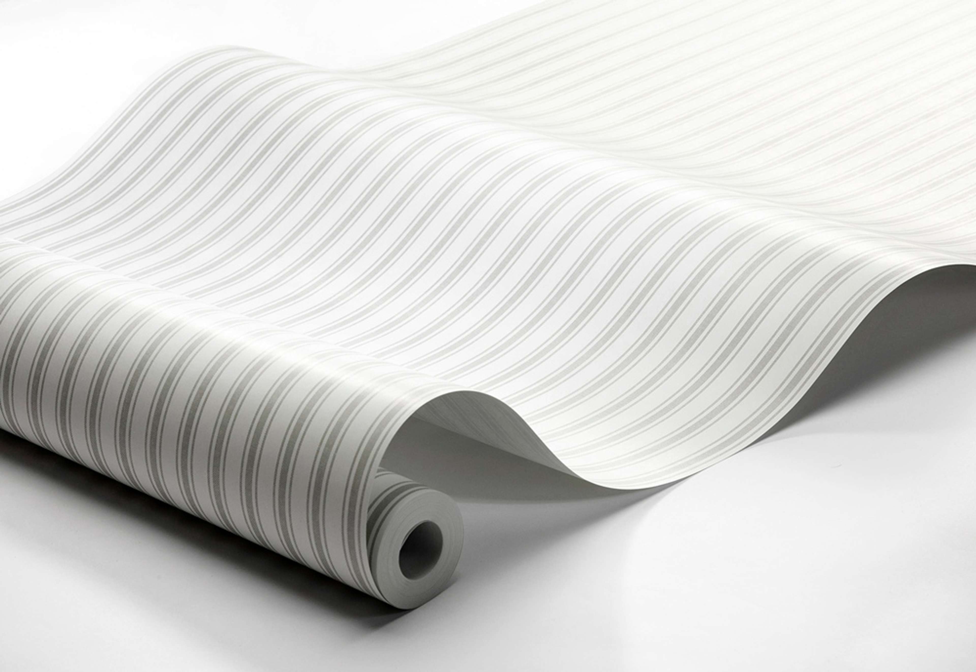 Aspö Stripe tapet från Boråstapeter med randigt mönster i vit och svart. Från kollektionen Marstrand II. Nonwoven-material. Passar i vardagsrum, matsal och arbetsrum.