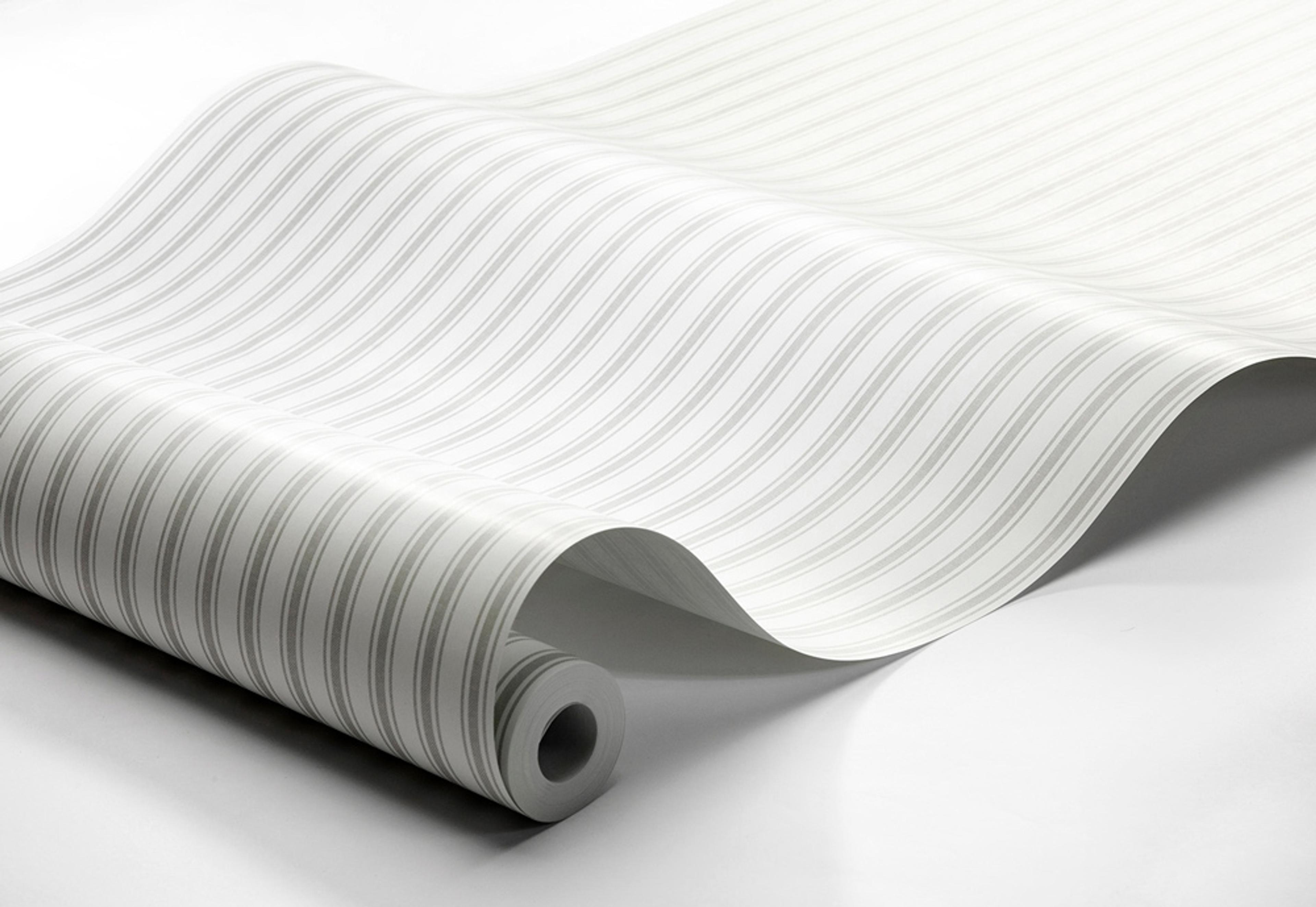 Aspö Stripe tapet från Boråstapeter med randigt mönster i vit och svart. Från kollektionen Marstrand II. Nonwoven-material. Passar i vardagsrum, matsal och arbetsrum.