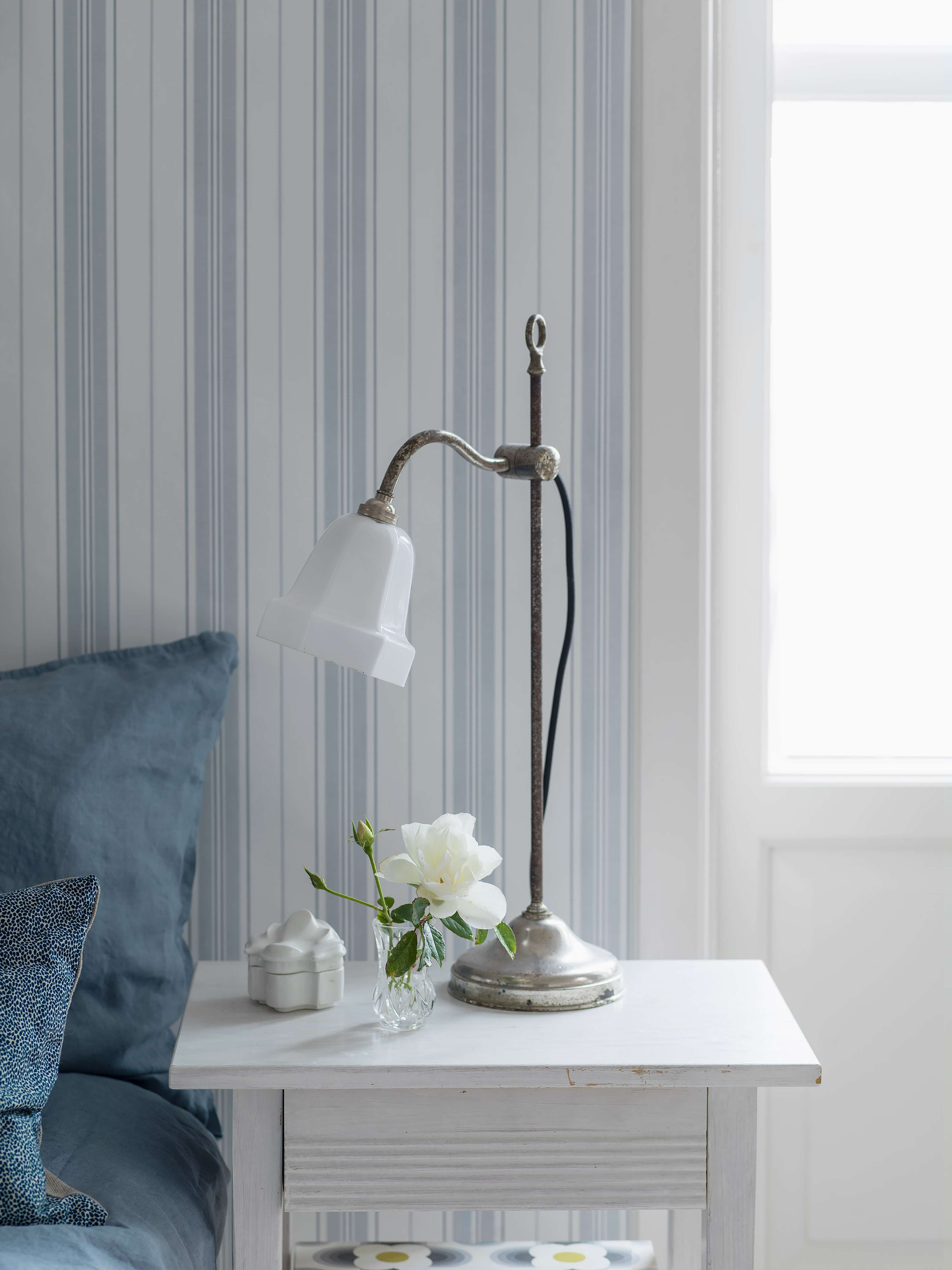 Hamnskär Stripe tapet från Boråstapeter med randigt mönster i blå. Från kollektionen Marstrand II. Nonwoven-material. Country-stil. Passar i vardagsrum, matsal och arbetsrum.