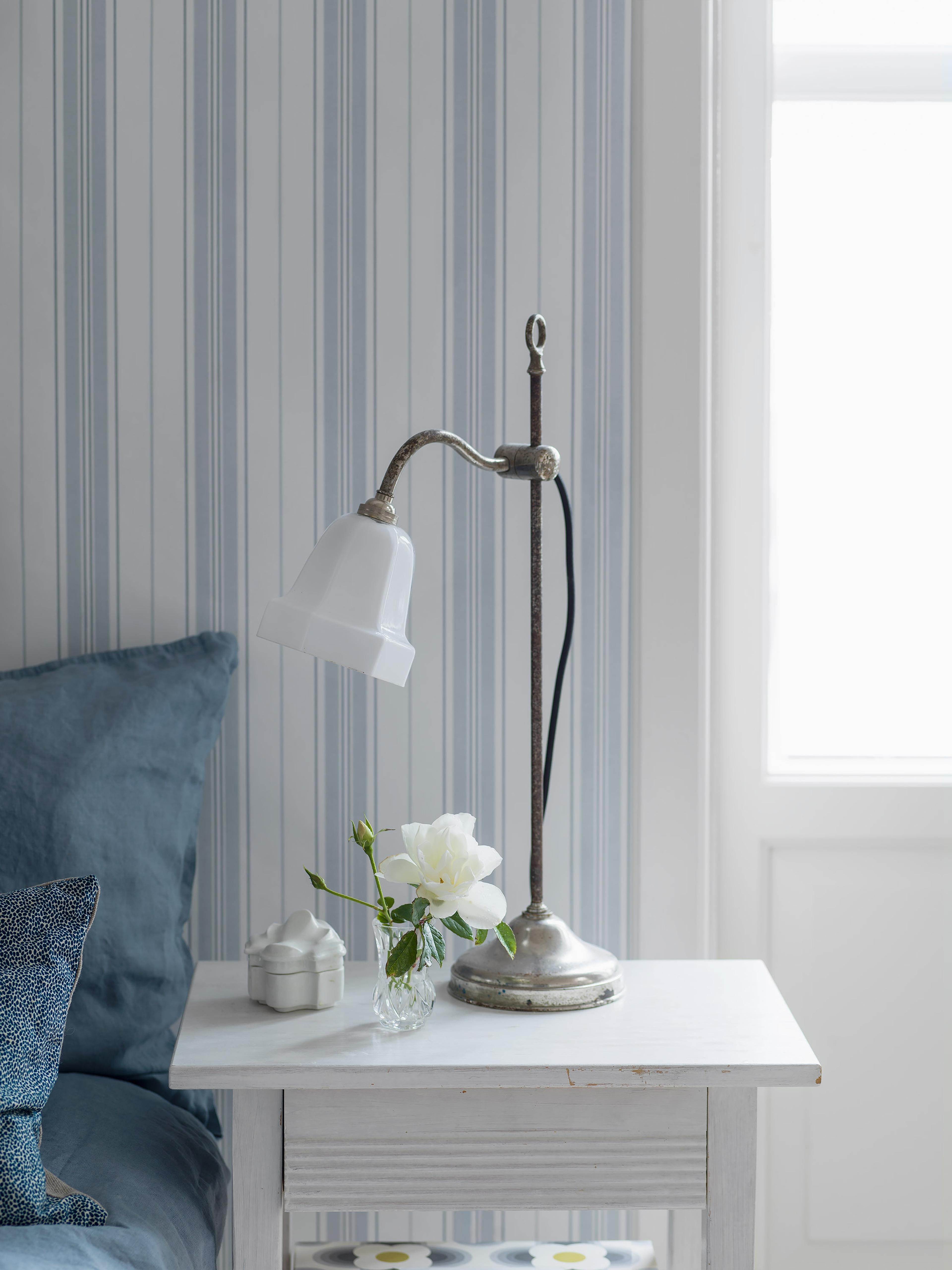Hamnskär Stripe tapet från Boråstapeter med randigt mönster i blå. Från kollektionen Marstrand II. Nonwoven-material. Country-stil. Passar i vardagsrum, matsal och arbetsrum.
