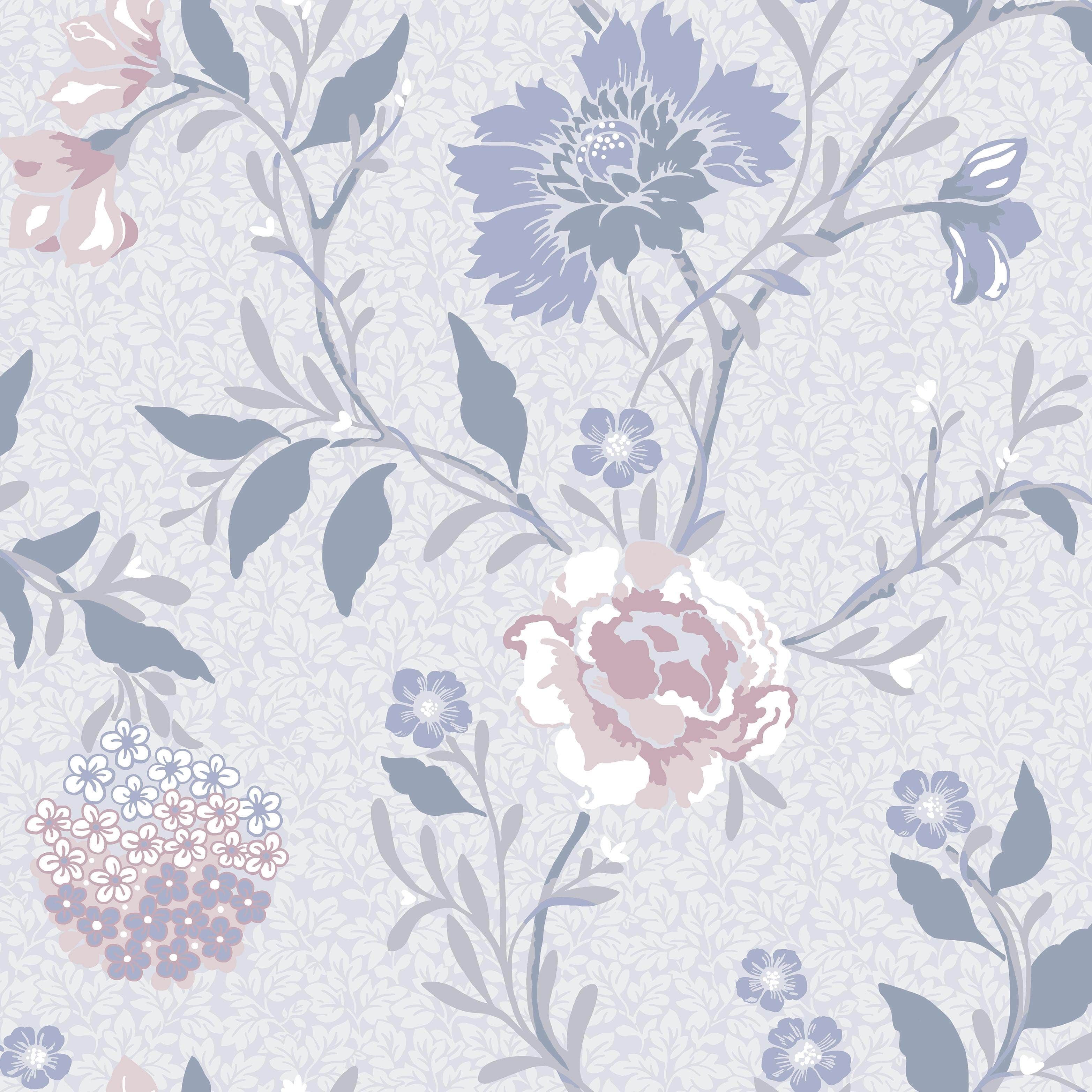 Vildros, ljusblå tapet med blommigt mönster i blå. Från kollektionen Blommor & Blad. Nonwoven-material med förskjuten passning.
