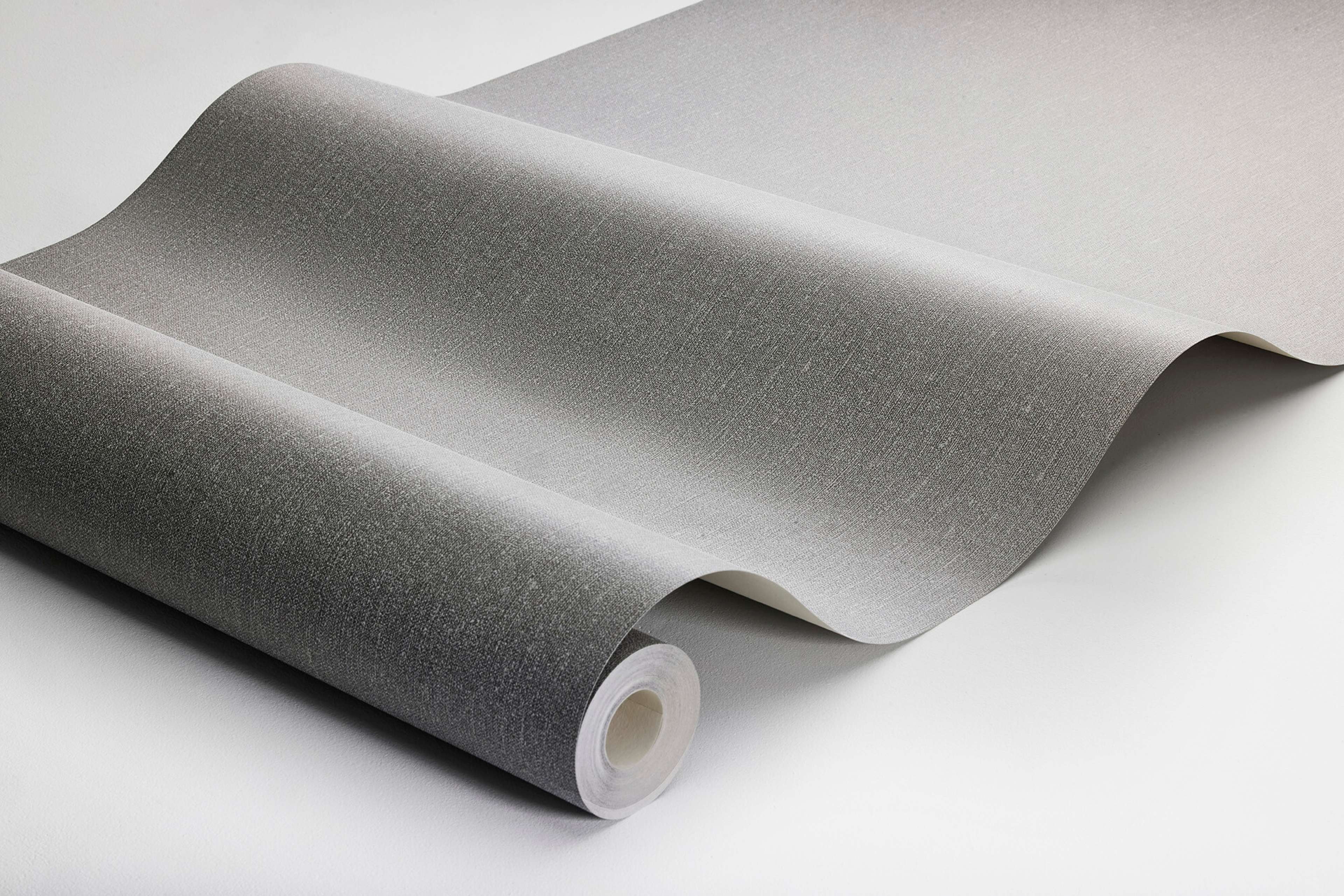 Dim Linen tapet med enfargat, textilimitation mönster i grå. Från kollektionen Linen. Nonwoven-material. Passar i vardagsrum och matsal.