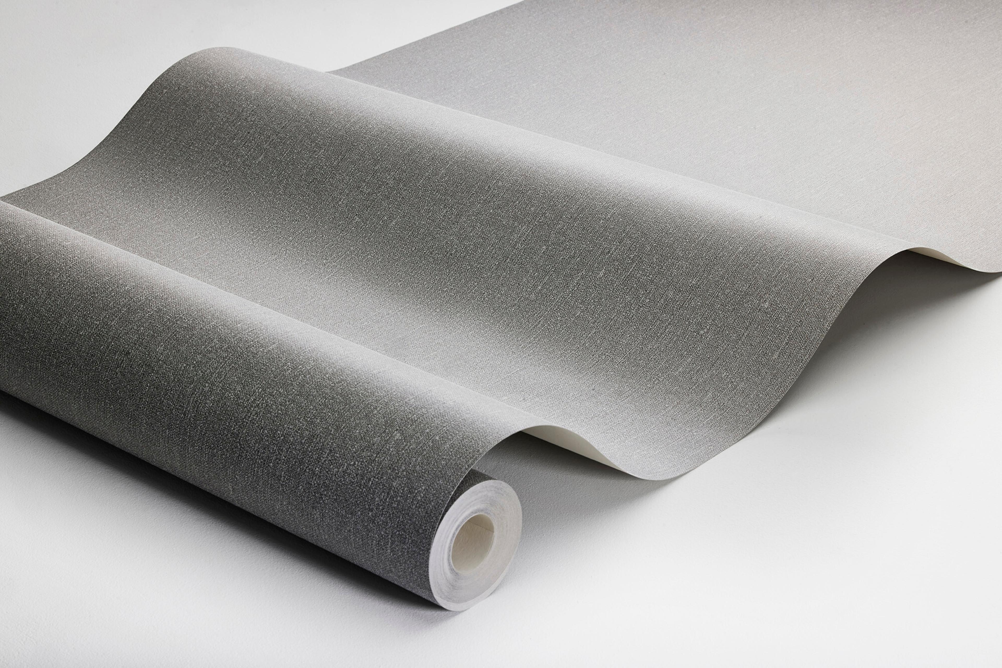 Dim Linen tapet med enfargat, textilimitation mönster i grå. Från kollektionen Linen. Nonwoven-material. Passar i vardagsrum och matsal.