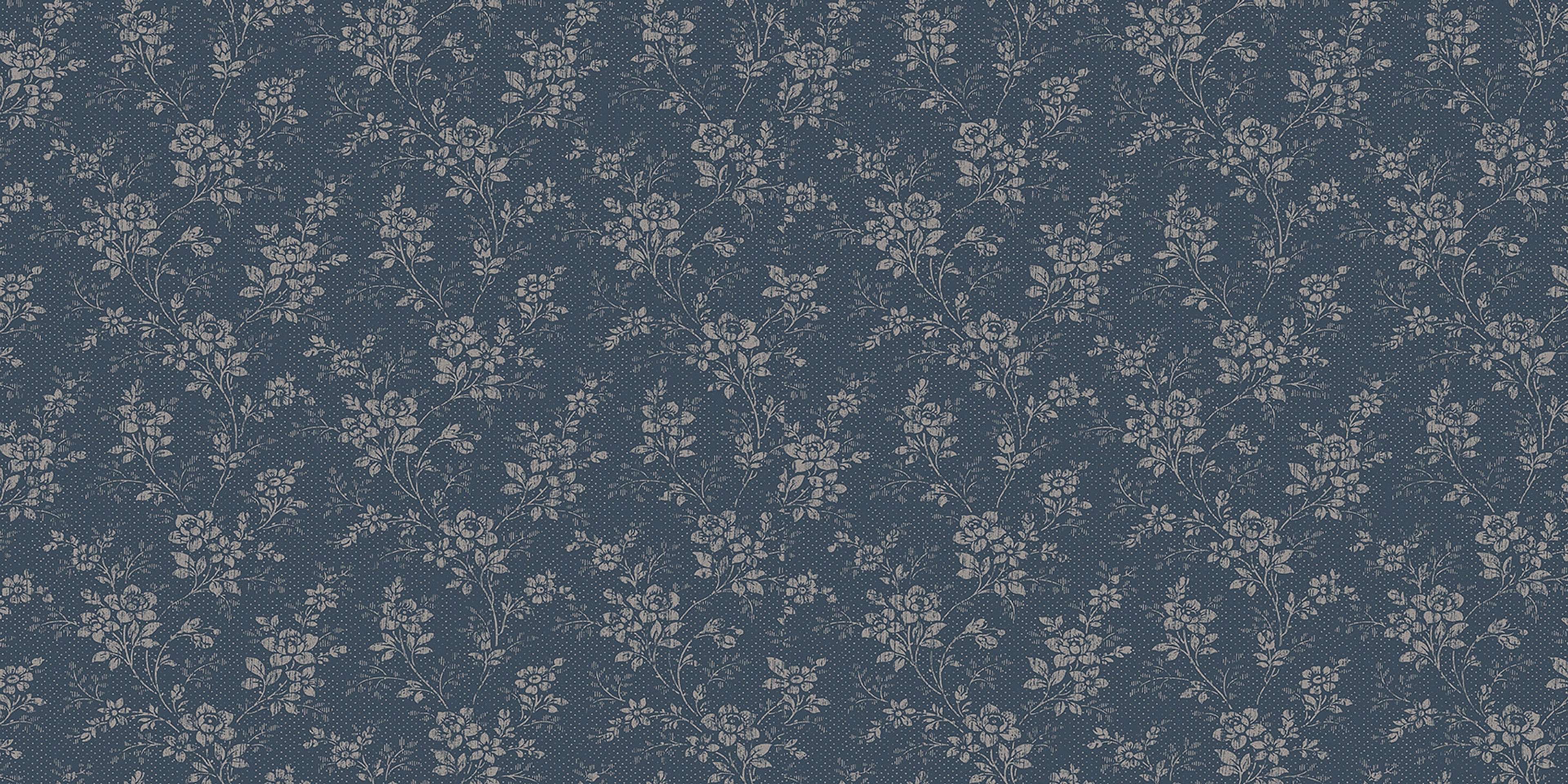 Hip Rose tapet från Boråstapeter med blommigt mönster i blå. Från kollektionen Woodland. Nonwoven-material med förskjuten passning. Country, city-stil.