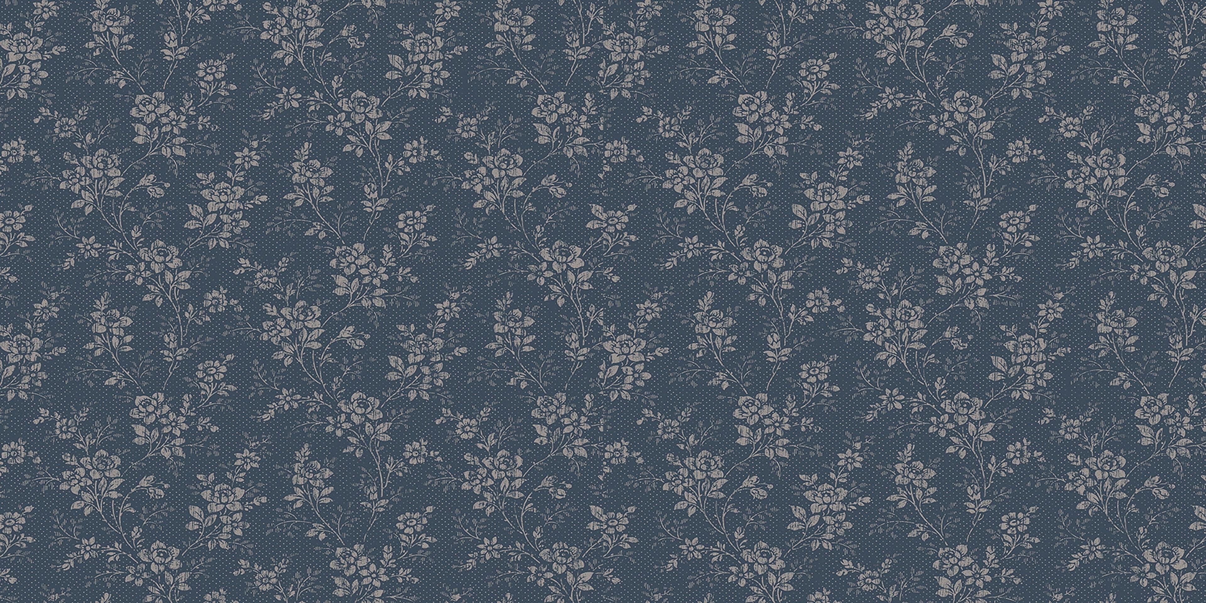 Hip Rose tapet från Boråstapeter med blommigt mönster i blå. Från kollektionen Woodland. Nonwoven-material med förskjuten passning. Country, city-stil.