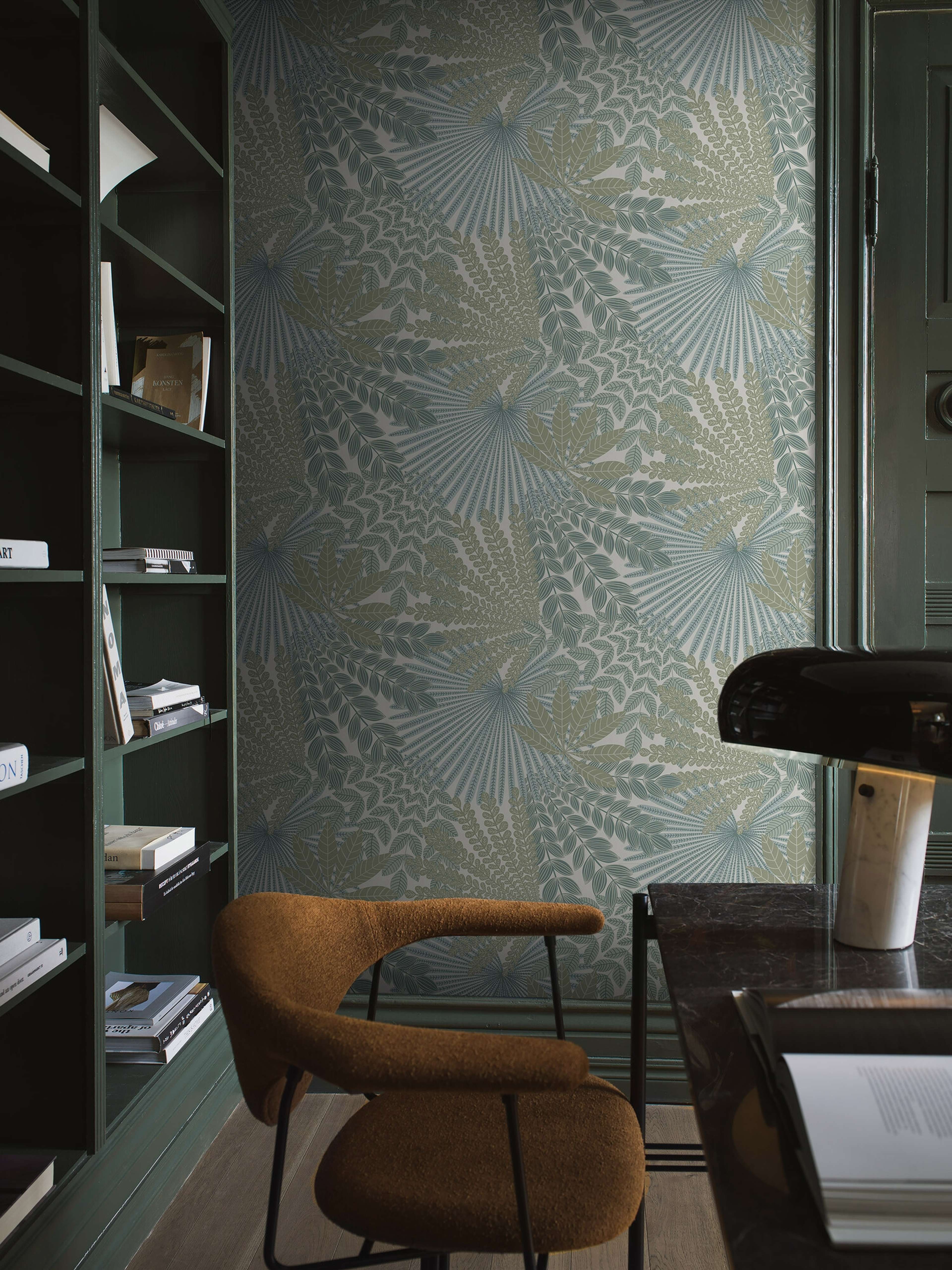 Velvet Leaves bladverk i milt blågrönt tapet med botaniskt mönster i grön. Från kollektionen Treasured. Nonwoven-material med förskjuten passning. Passar i kök, hall och arbetsrum.