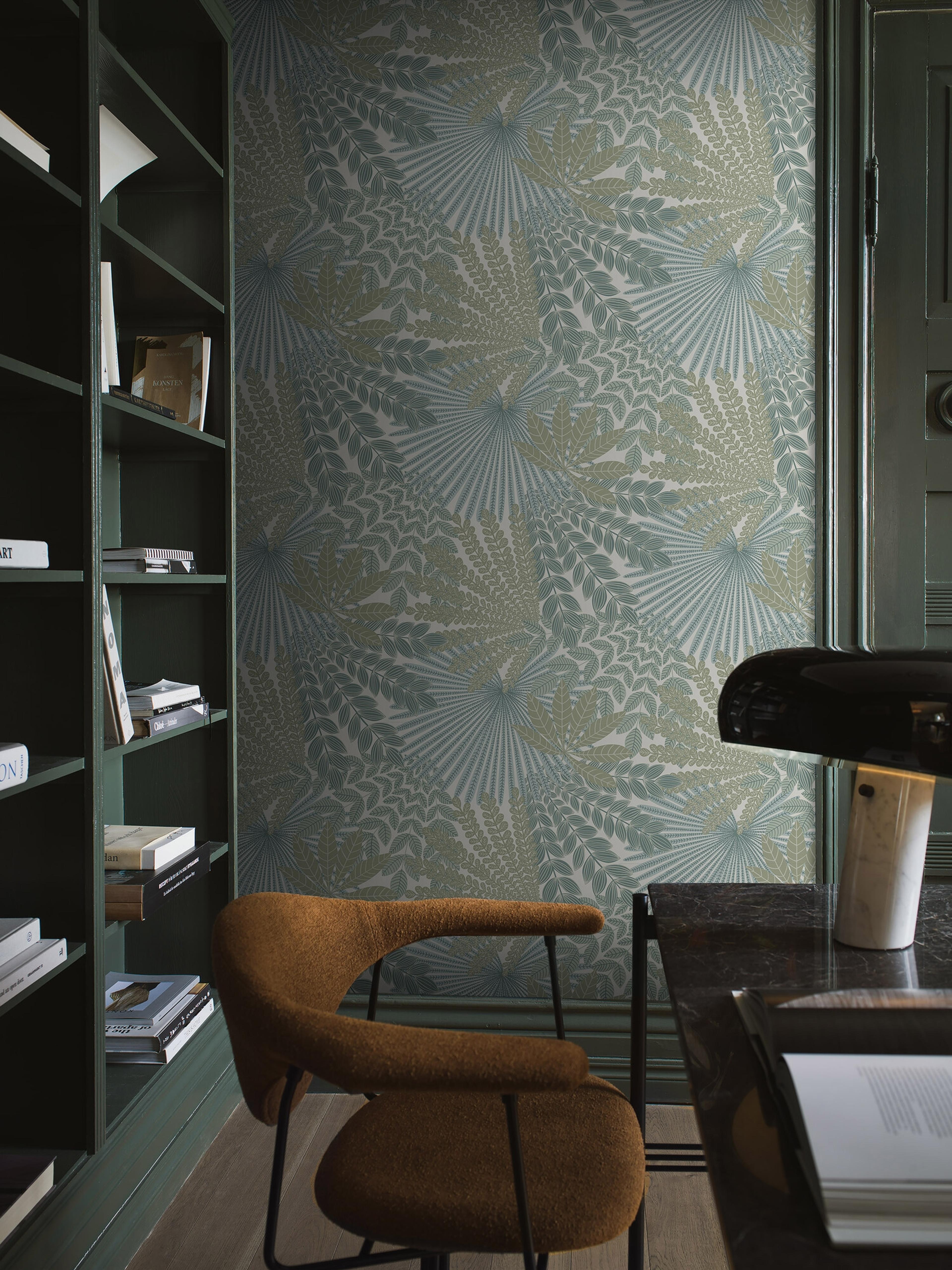 Velvet Leaves bladverk i milt blågrönt tapet med botaniskt mönster i grön. Från kollektionen Treasured. Nonwoven-material med förskjuten passning. Passar i kök, hall och arbetsrum.
