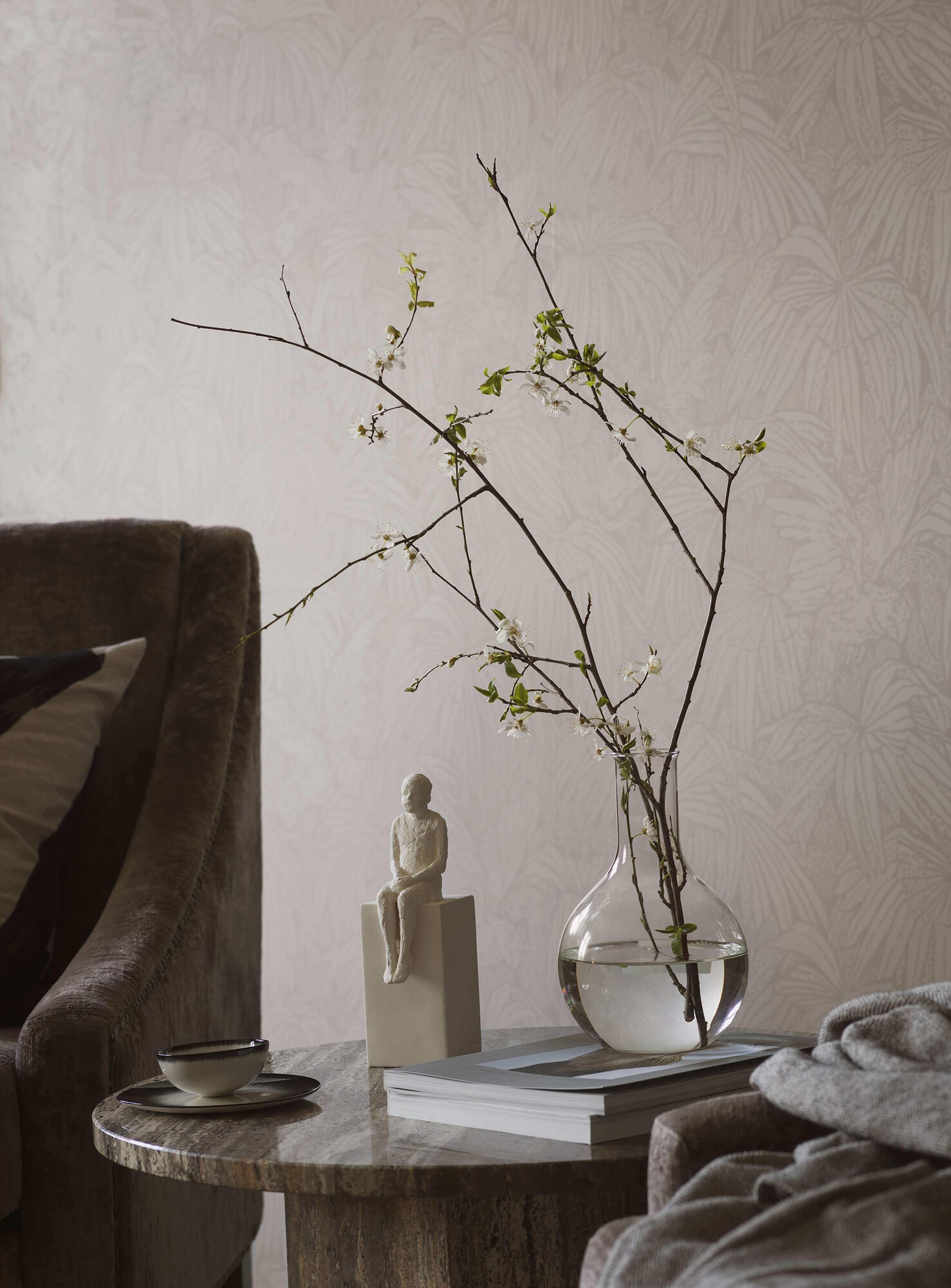 Hidden Parrot grå tapet med djur, botaniskt mönster i beige. Från kollektionen Treasured. Nonwoven-material med förskjuten passning. Passar i kök, hall och arbetsrum.