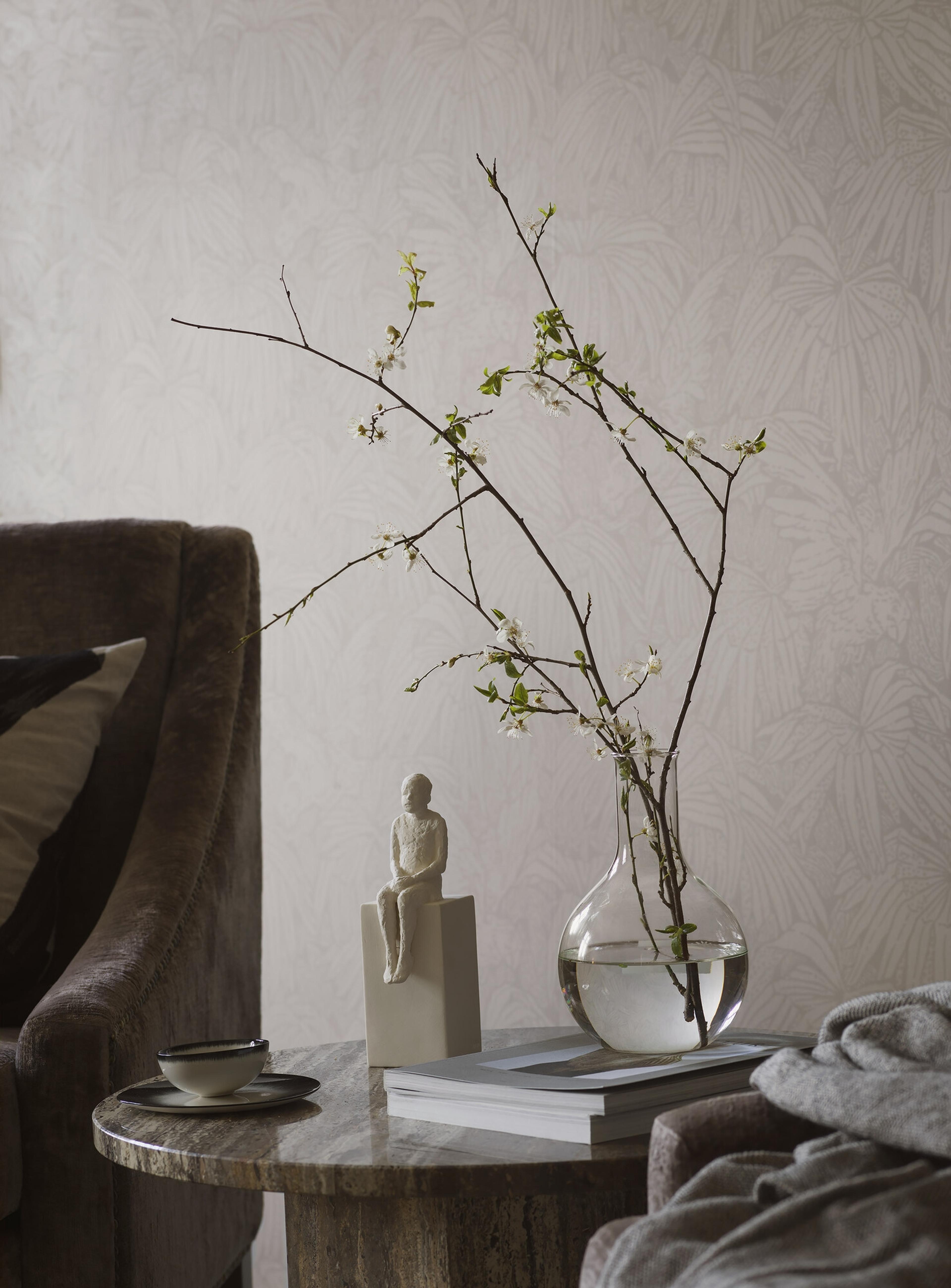 Hidden Parrot grå tapet med djur, botaniskt mönster i beige. Från kollektionen Treasured. Nonwoven-material med förskjuten passning. Passar i kök, hall och arbetsrum.