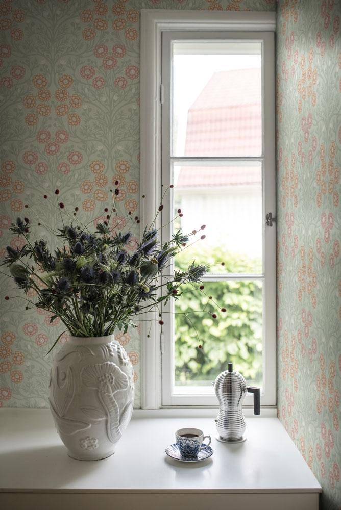 Bellis små blommor, grön tapet från Midbec med blommigt mönster i grön. Från kollektionen Ekbacka. Nonwoven-material med förskjuten passning.