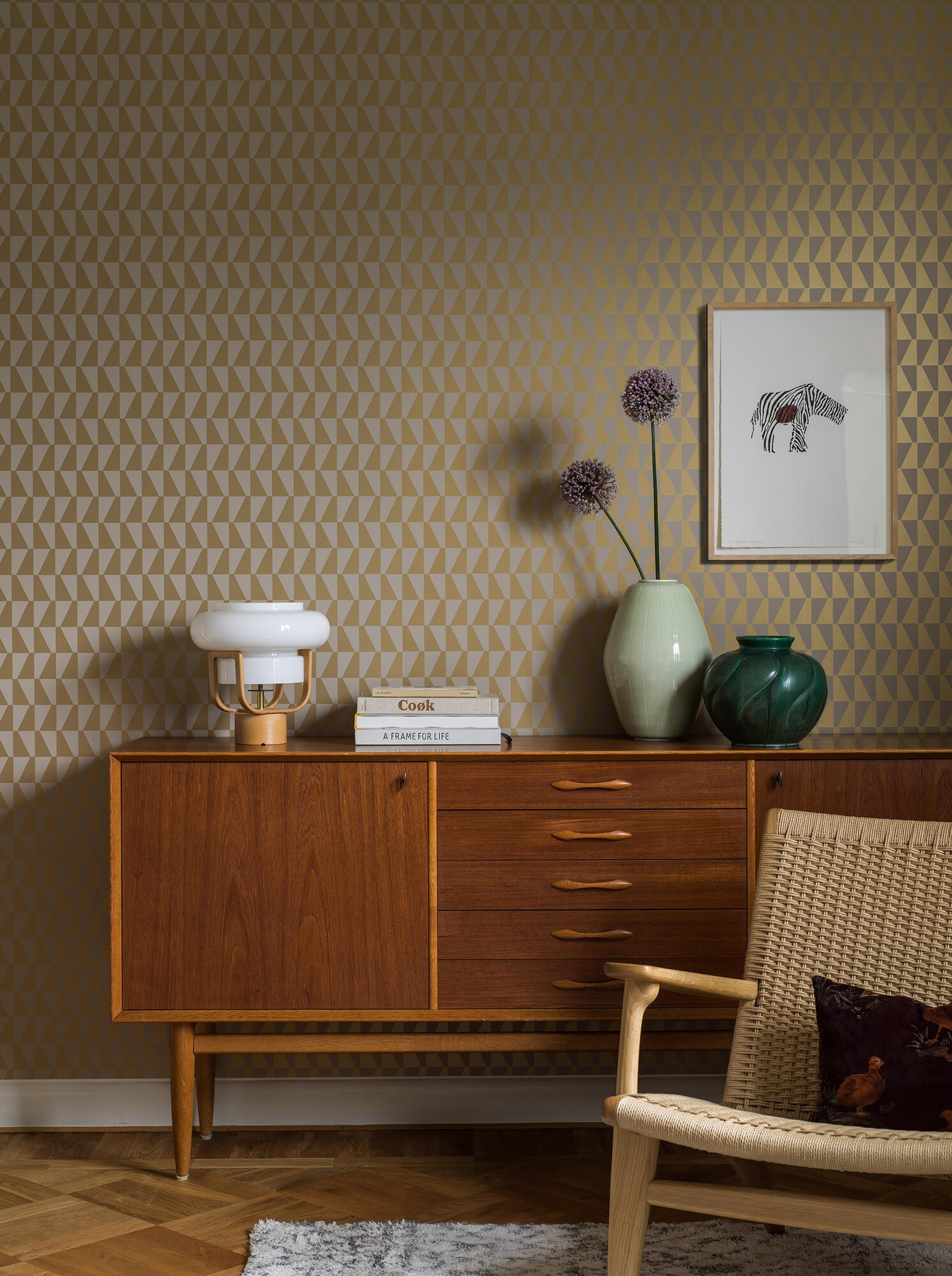 Arne Jacobsen Trapez tapet med grafiskt, retro mönster i beige. Från kollektionen Scandinavian Designers III. Nonwoven-material med rak passning.