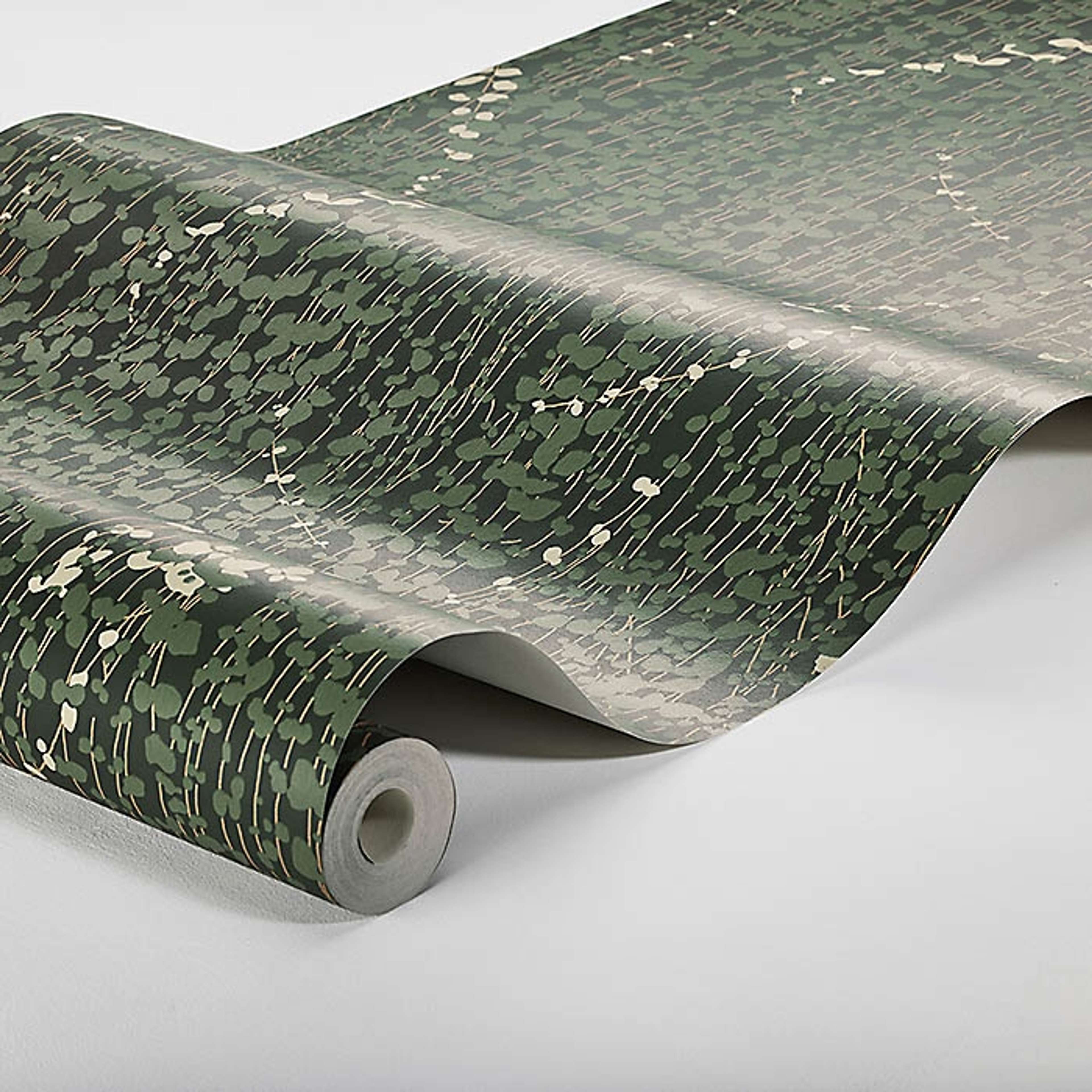 Arne Jacobsen Ranke tapet med botaniskt, retro mönster i grön. Från kollektionen Scandinavian Designers III. Nonwoven-material med rak passning.