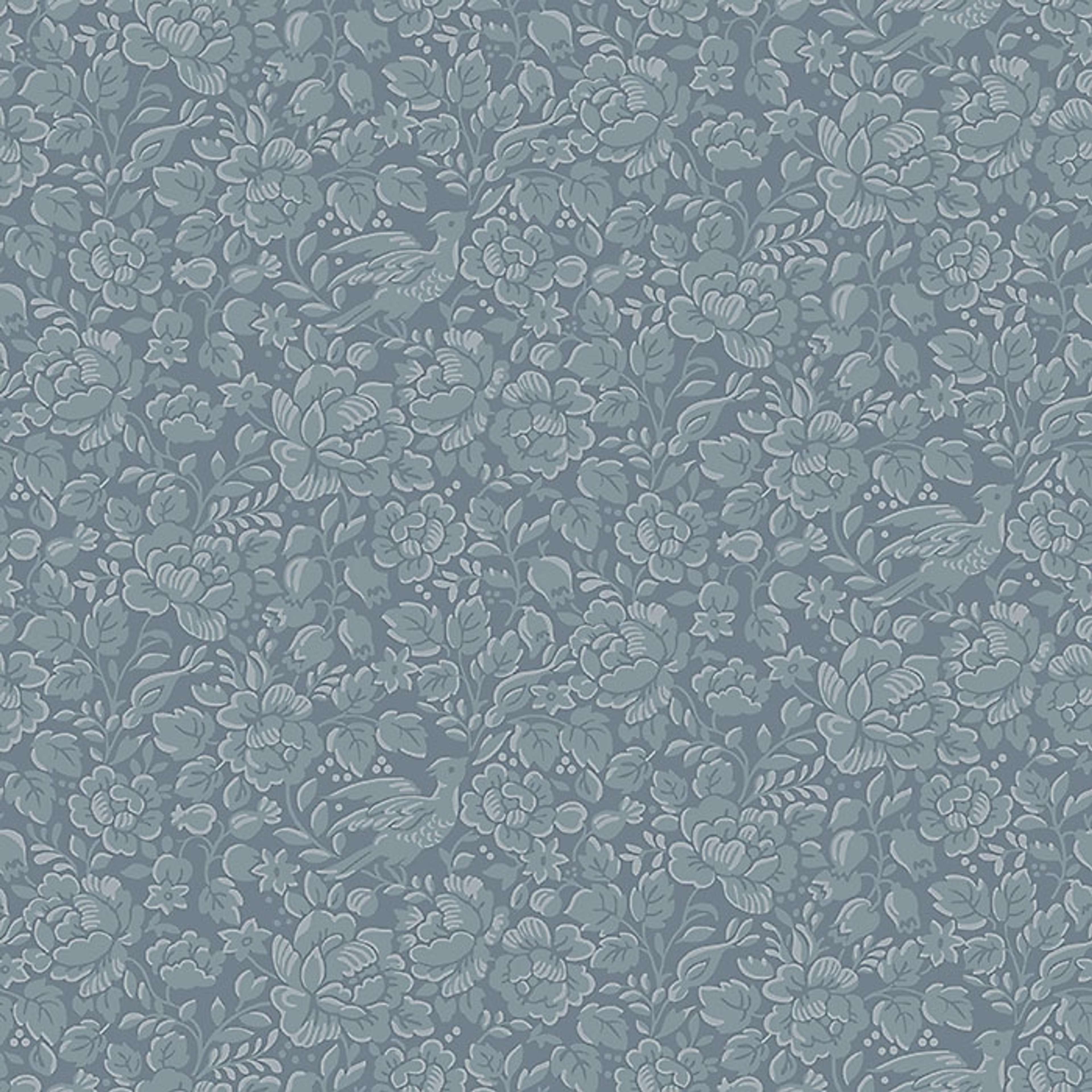 Jenny, blå tapet med botaniskt mönster i blå. Från kollektionen Blommor & Blad. Nonwoven-material med förskjuten passning. Country-stil.