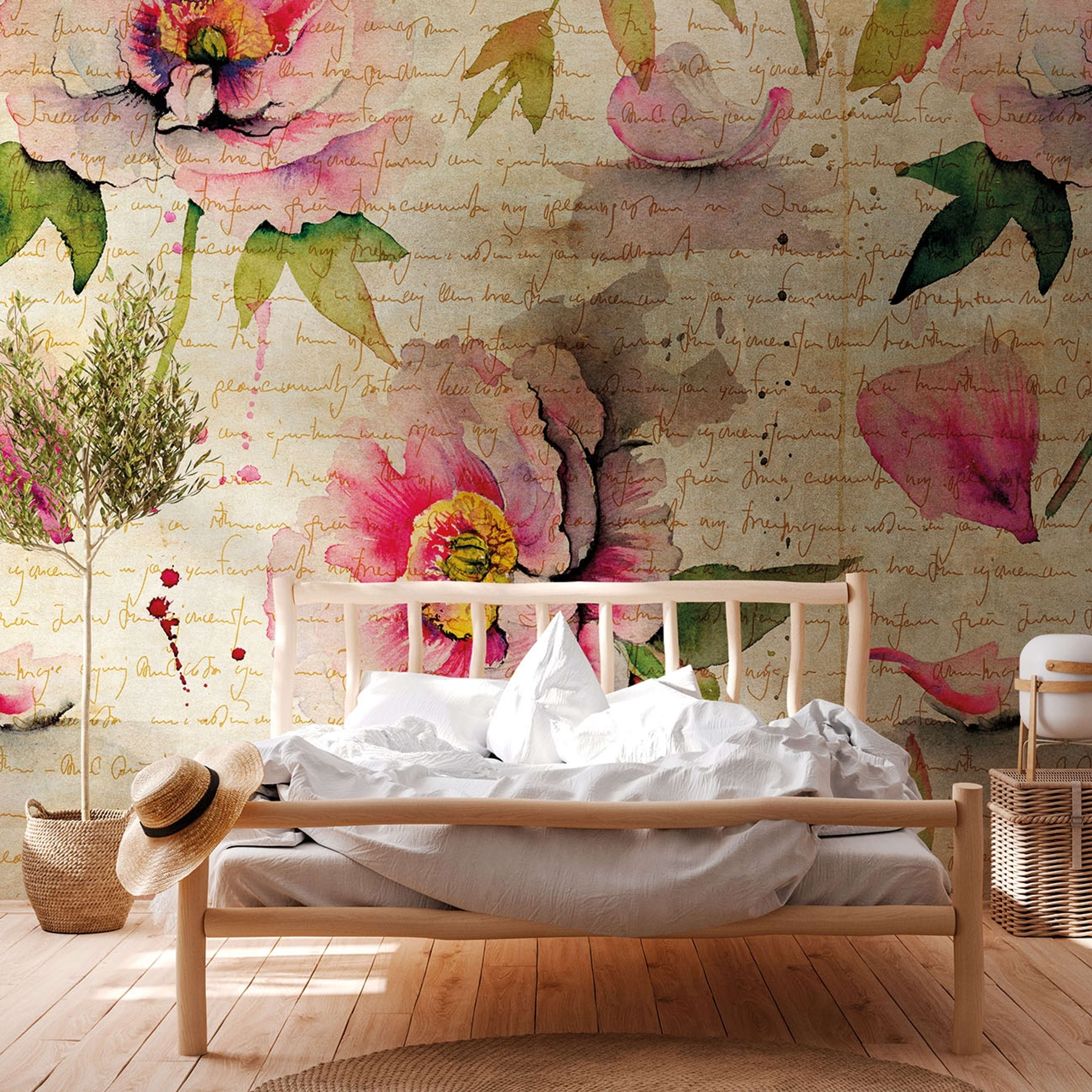 Flowers tapet med blommigt mönster i rosa och beige. Från kollektionen The Wall. Nonwoven-material. Passar i vardagsrum och matsal.