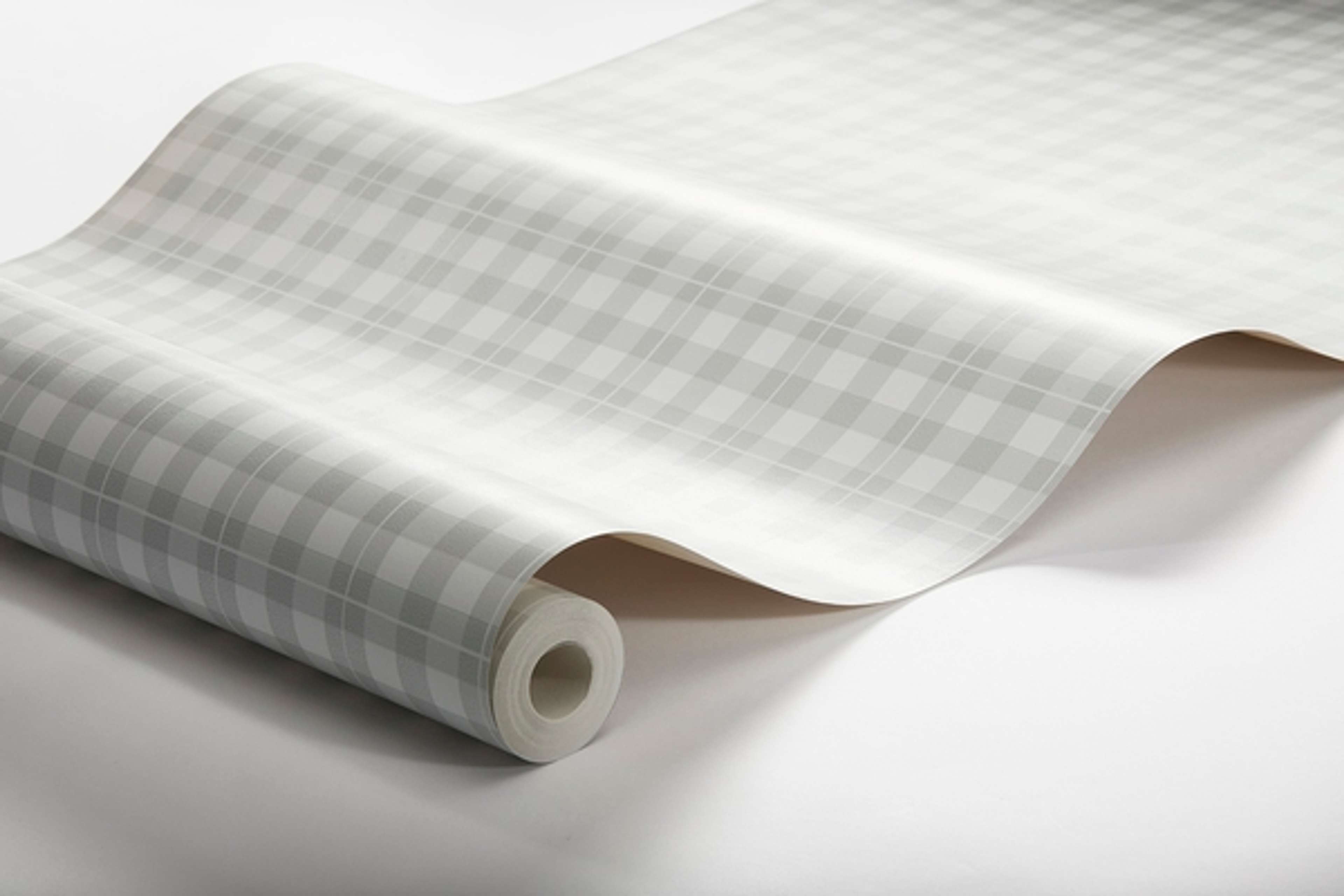 Frida tapet från Boråstapeter med rutigt mönster i grå. Från kollektionen Falsterbo III. Nonwoven-material med rak passning.