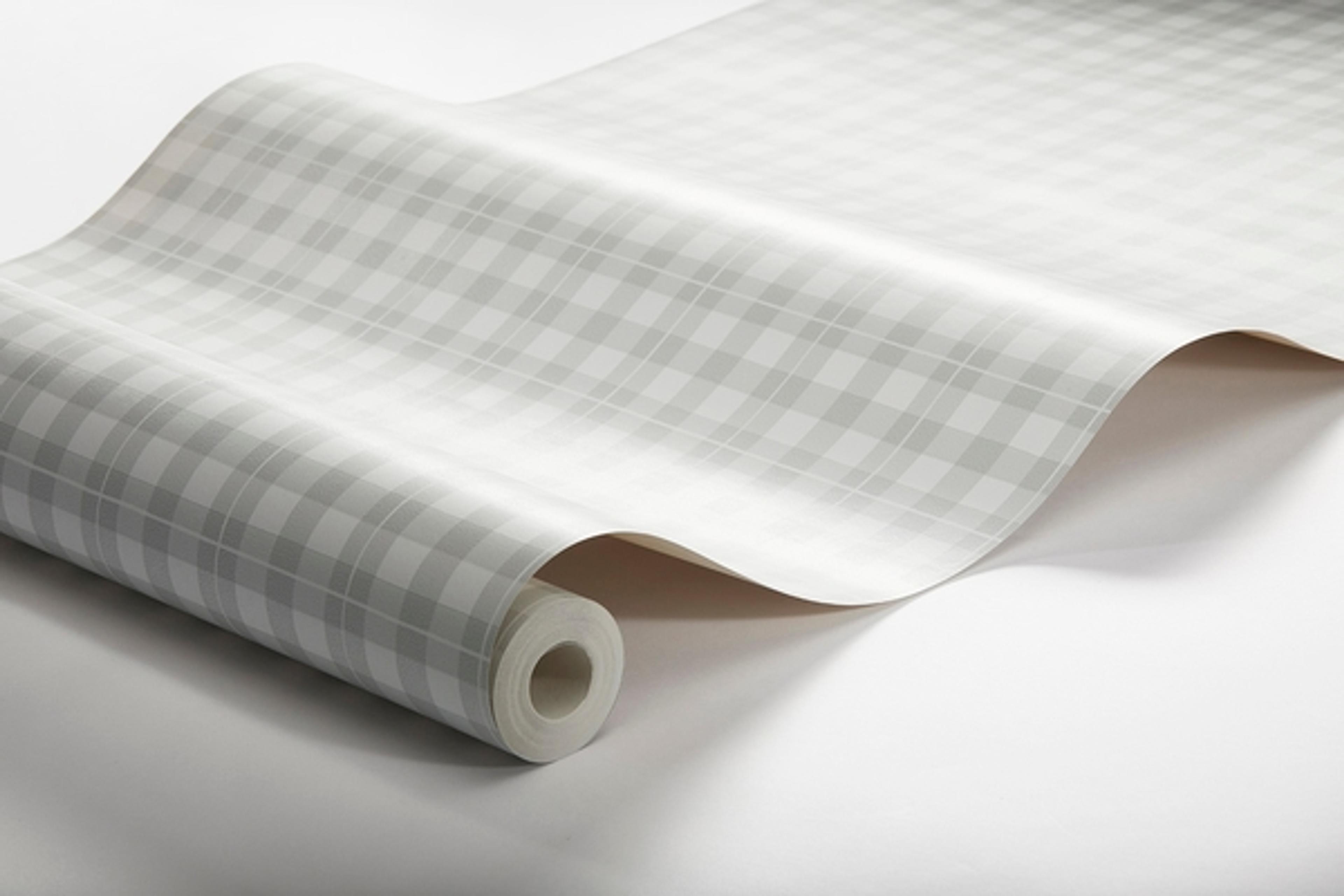 Frida tapet från Boråstapeter med rutigt mönster i grå. Från kollektionen Falsterbo III. Nonwoven-material med rak passning.
