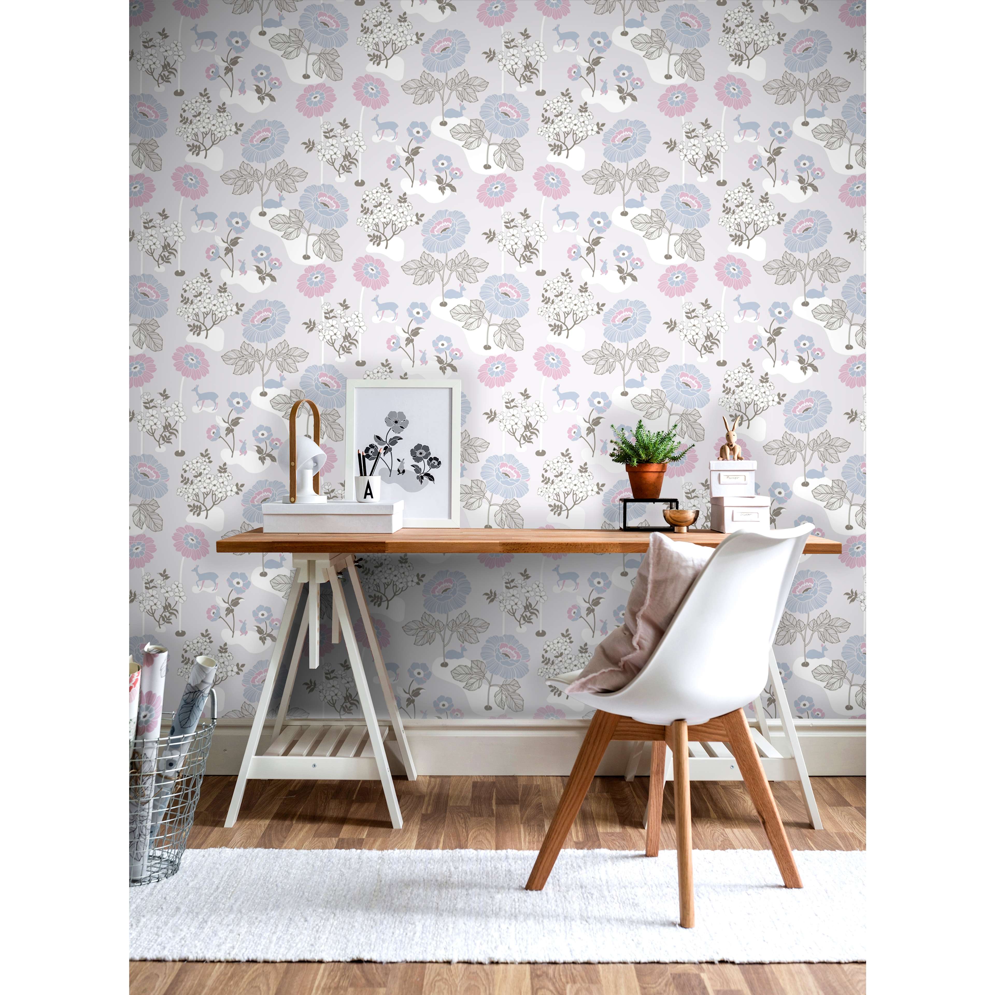 Blomsteräng, ljusgrå tapet från duro med blommigt mönster i rosa, grå och blå. Från kollektionen Duro 1900. Nonwoven-material med förskjuten mönsterpassning.